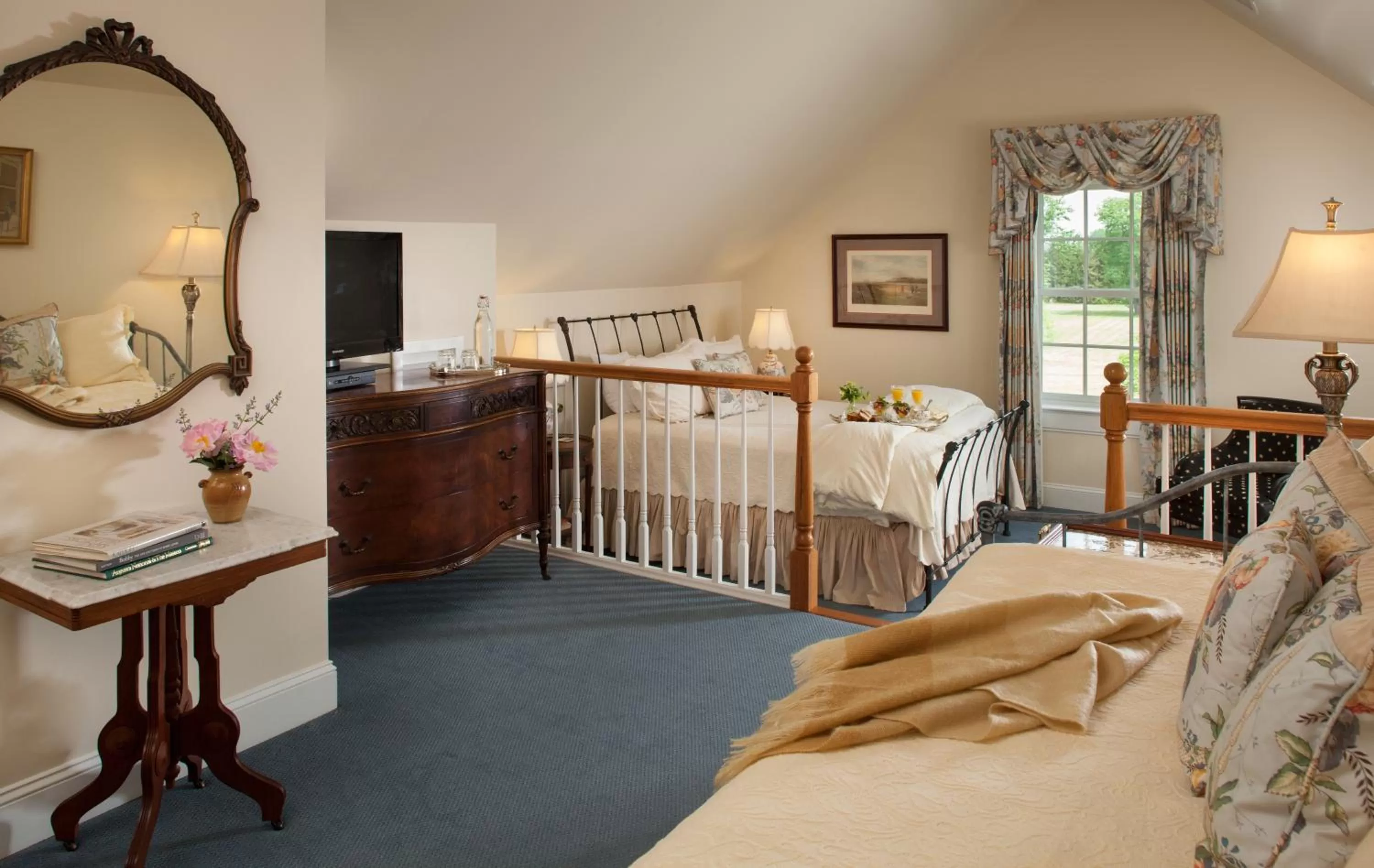 Bed in Inn at Warner Hall