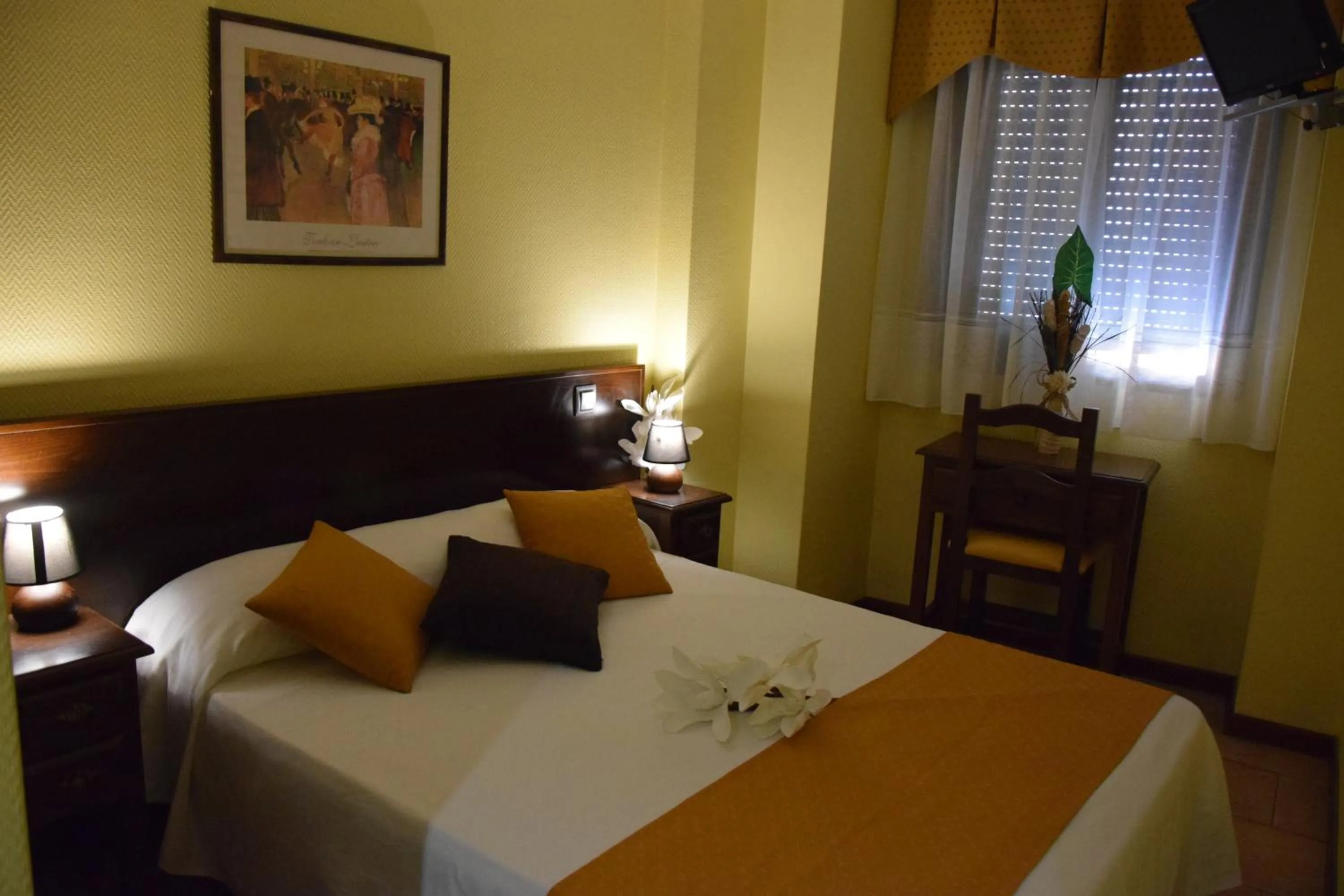 Photo of the whole room, Bed in Hotel Complutense