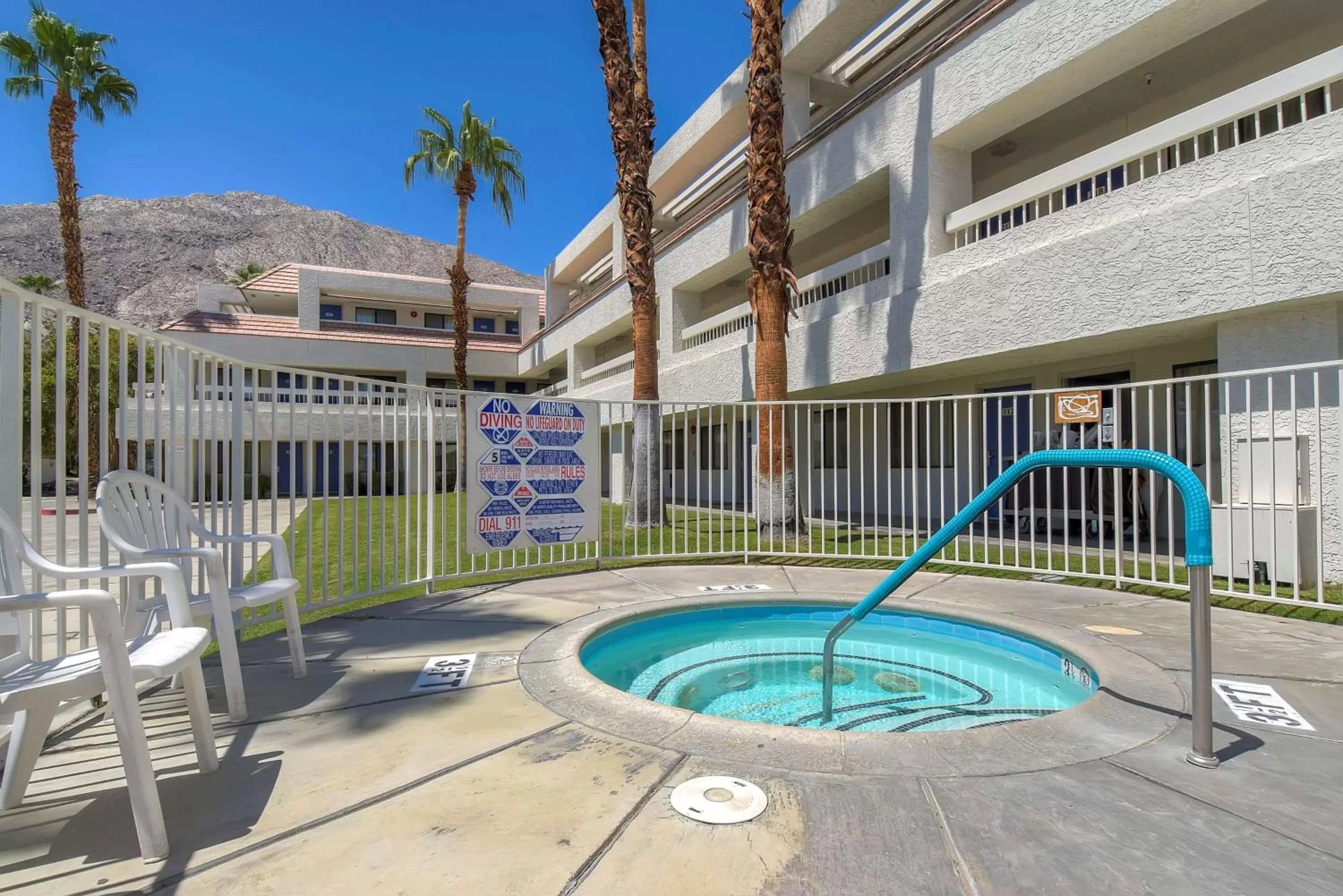 Hot Tub in Motel 6-Palm Springs, CA - Downtown