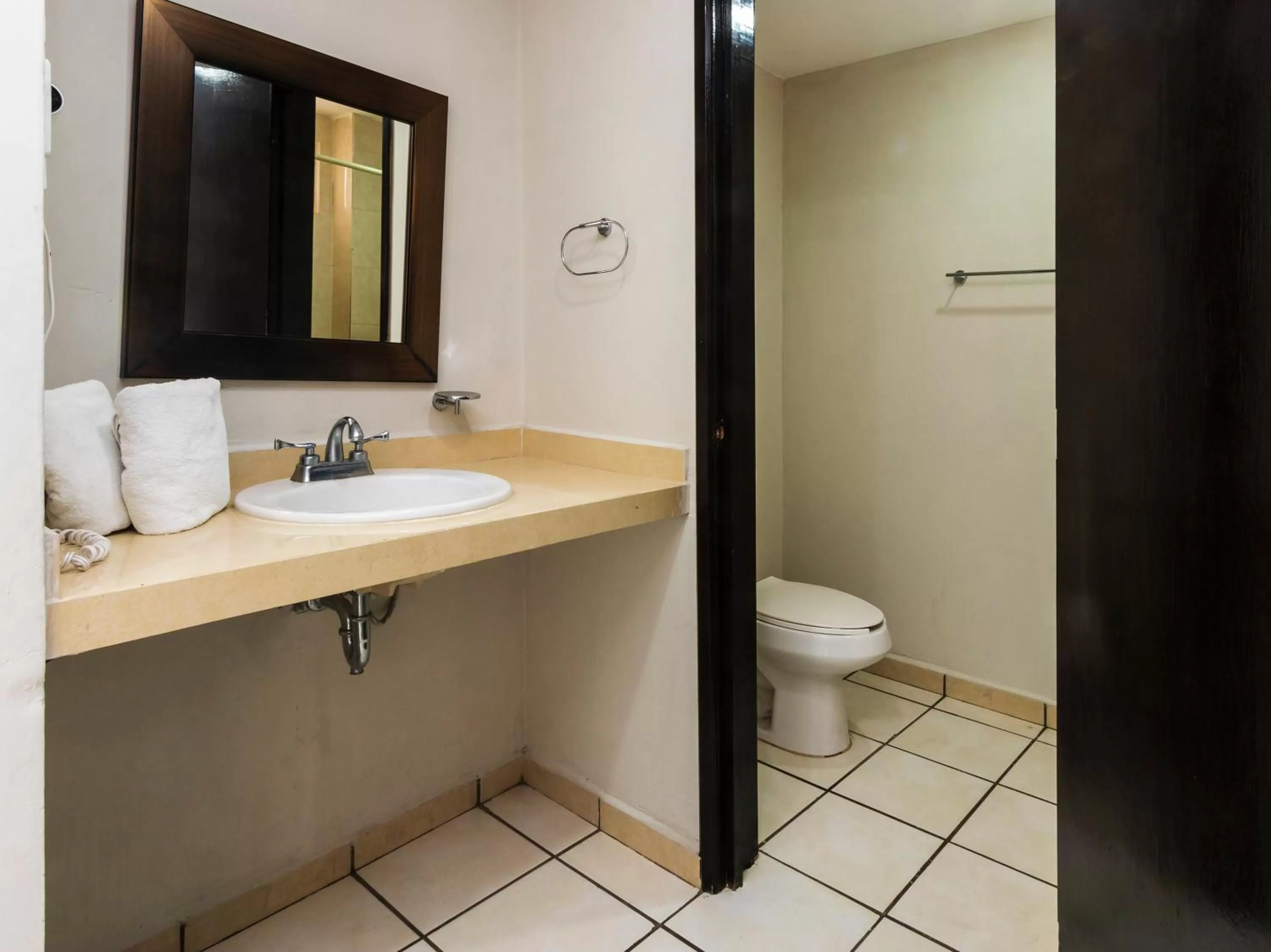 Toilet in Boca Inn Hotel & Suites