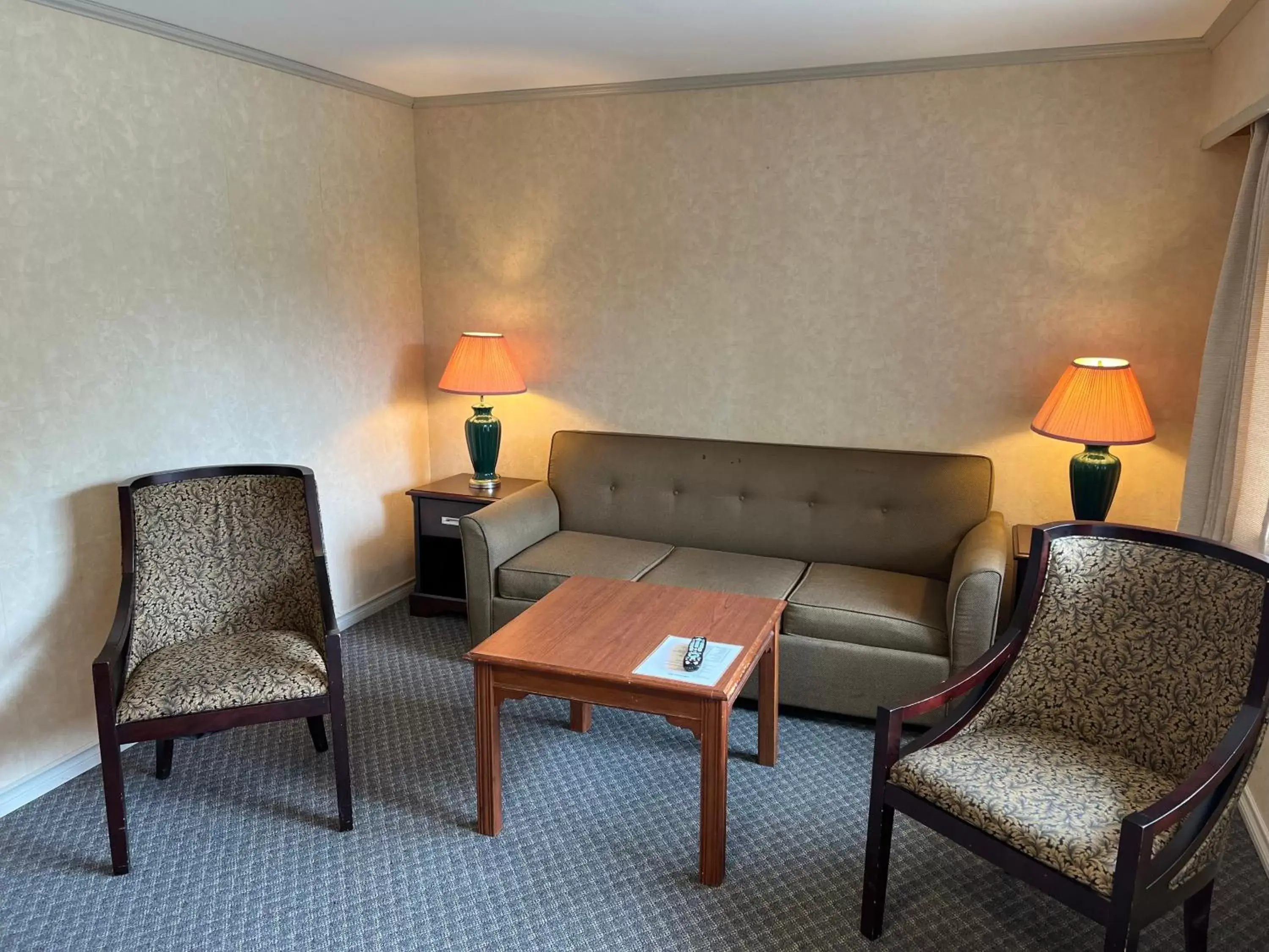 Deluxe Family Room in Pioneer Inn by the River Deluxe Family Room in Pioneer Inn by the River