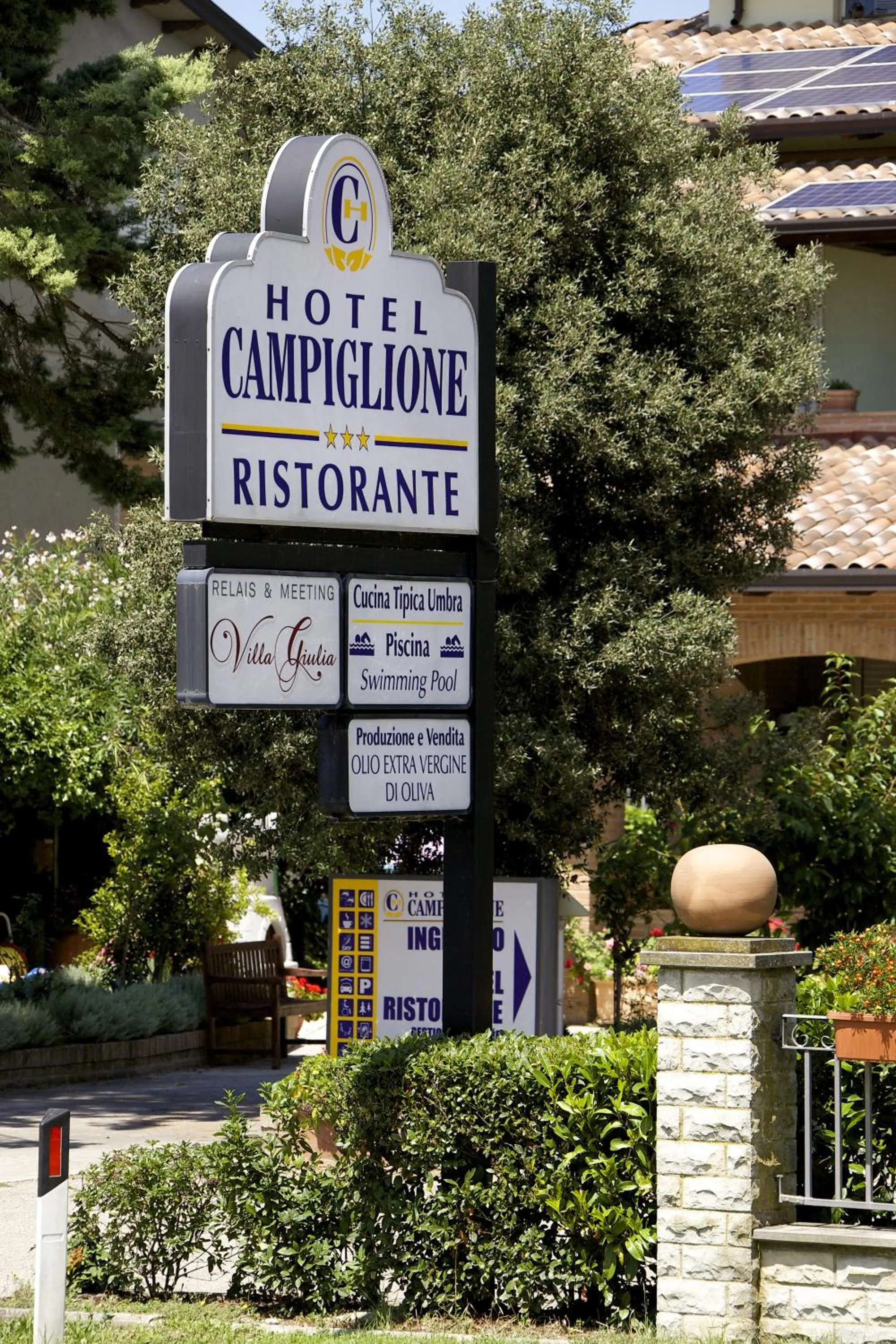 Facade/entrance in Campiglione Hotel