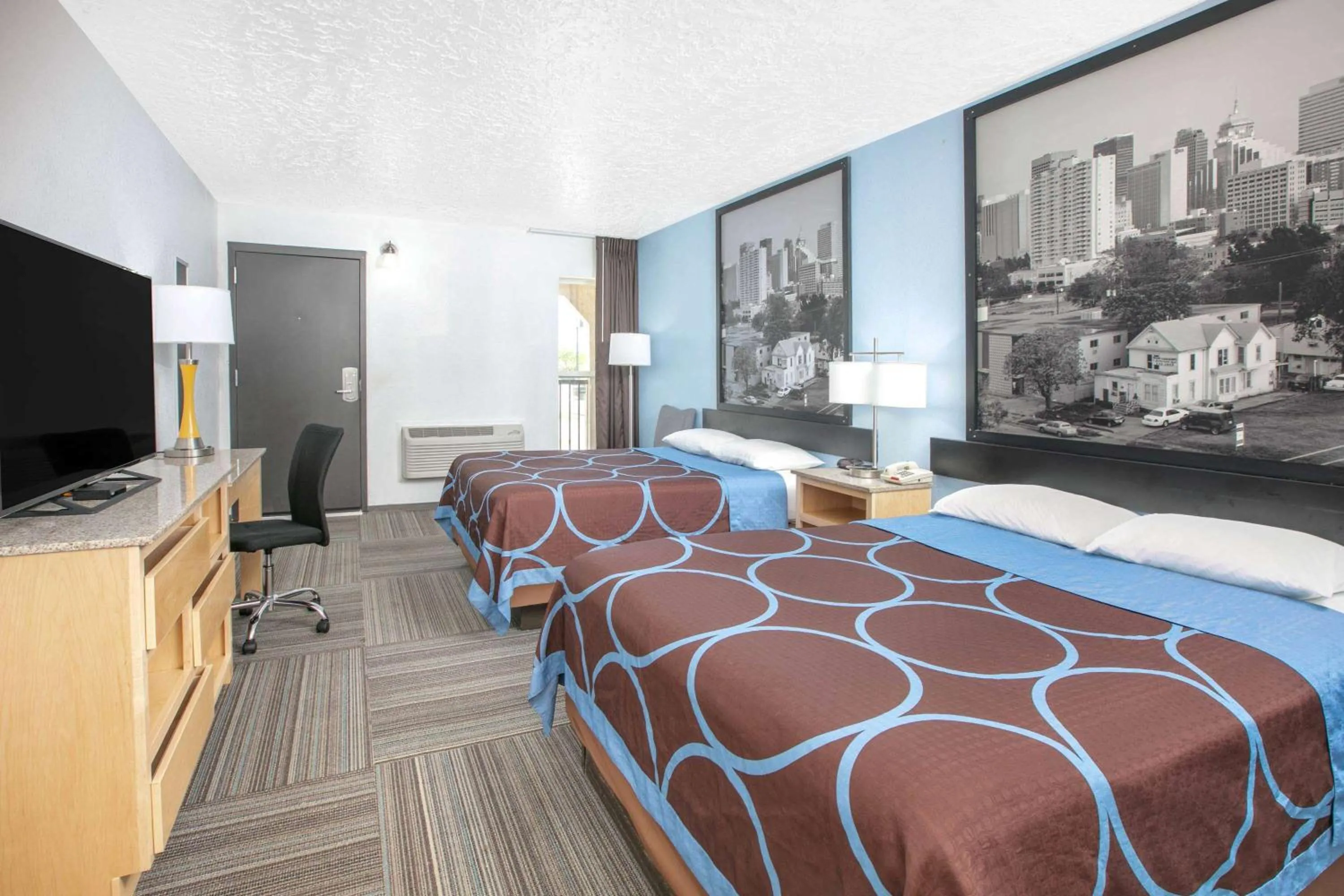 Photo of the whole room, Bed in Super 8 by Wyndham City of Moore