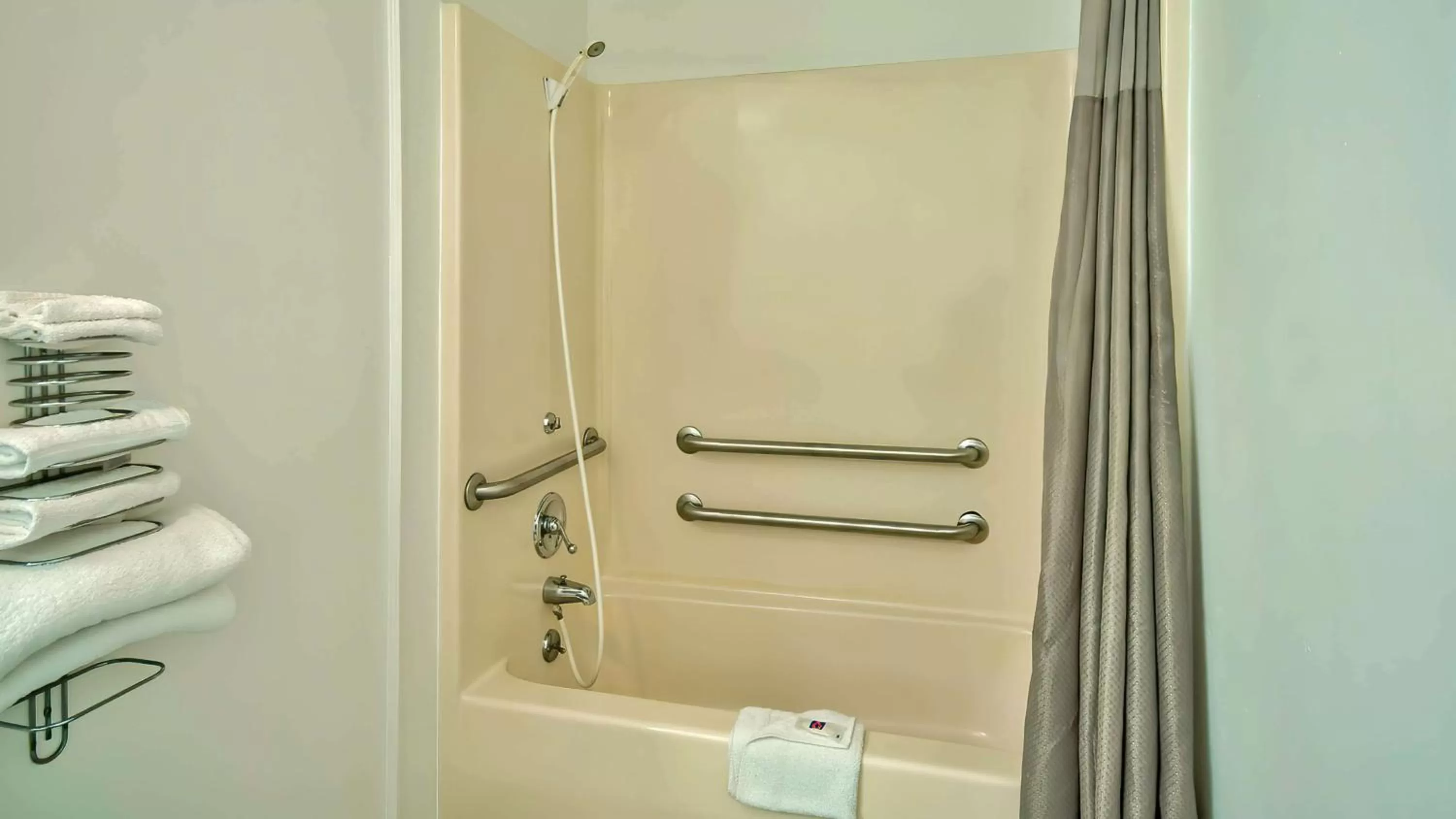 Bedroom in Motel 6-Grand Rivers, KY