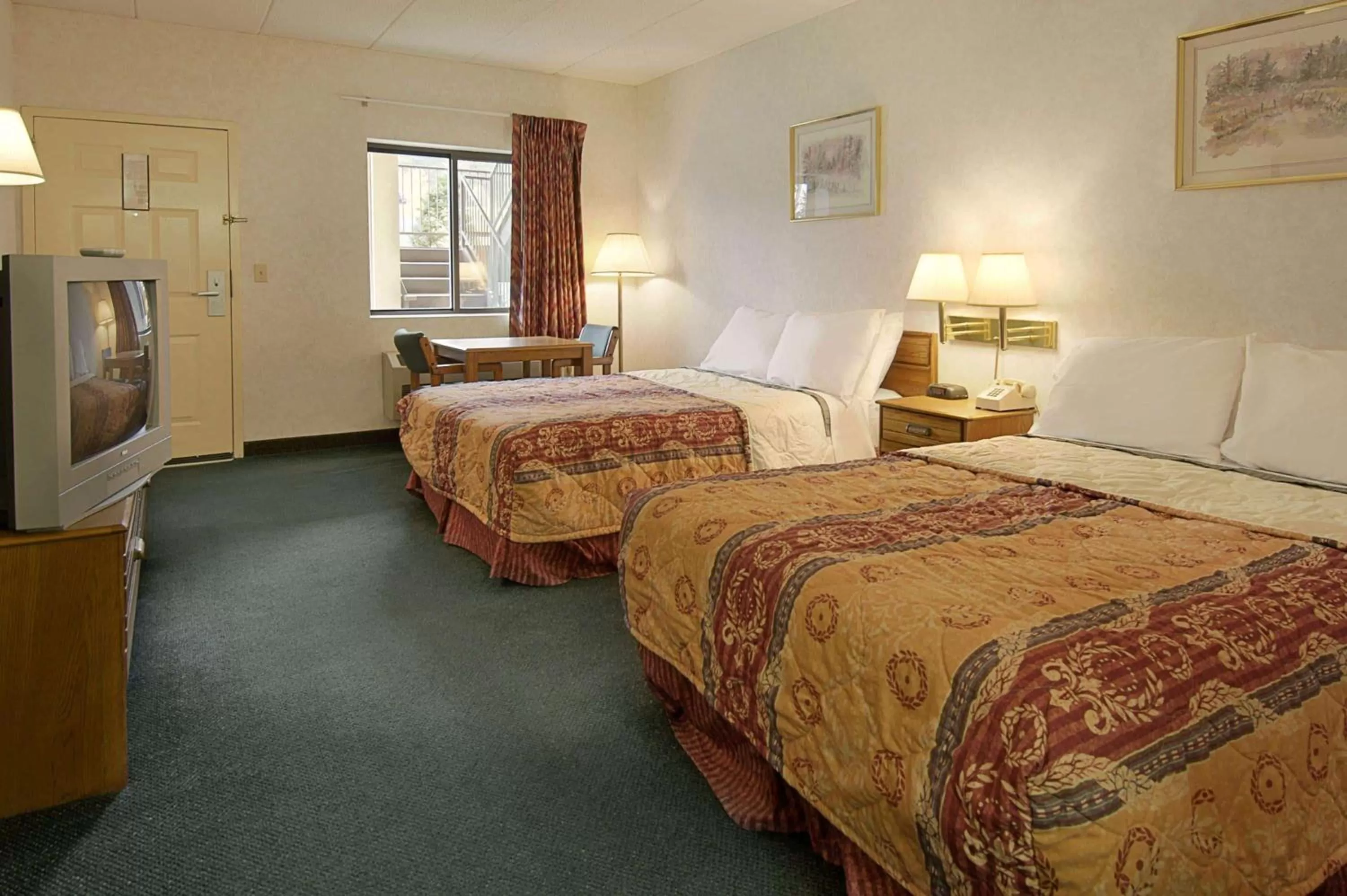 Photo of the whole room, Bed in Days Inn by Wyndham Morehead