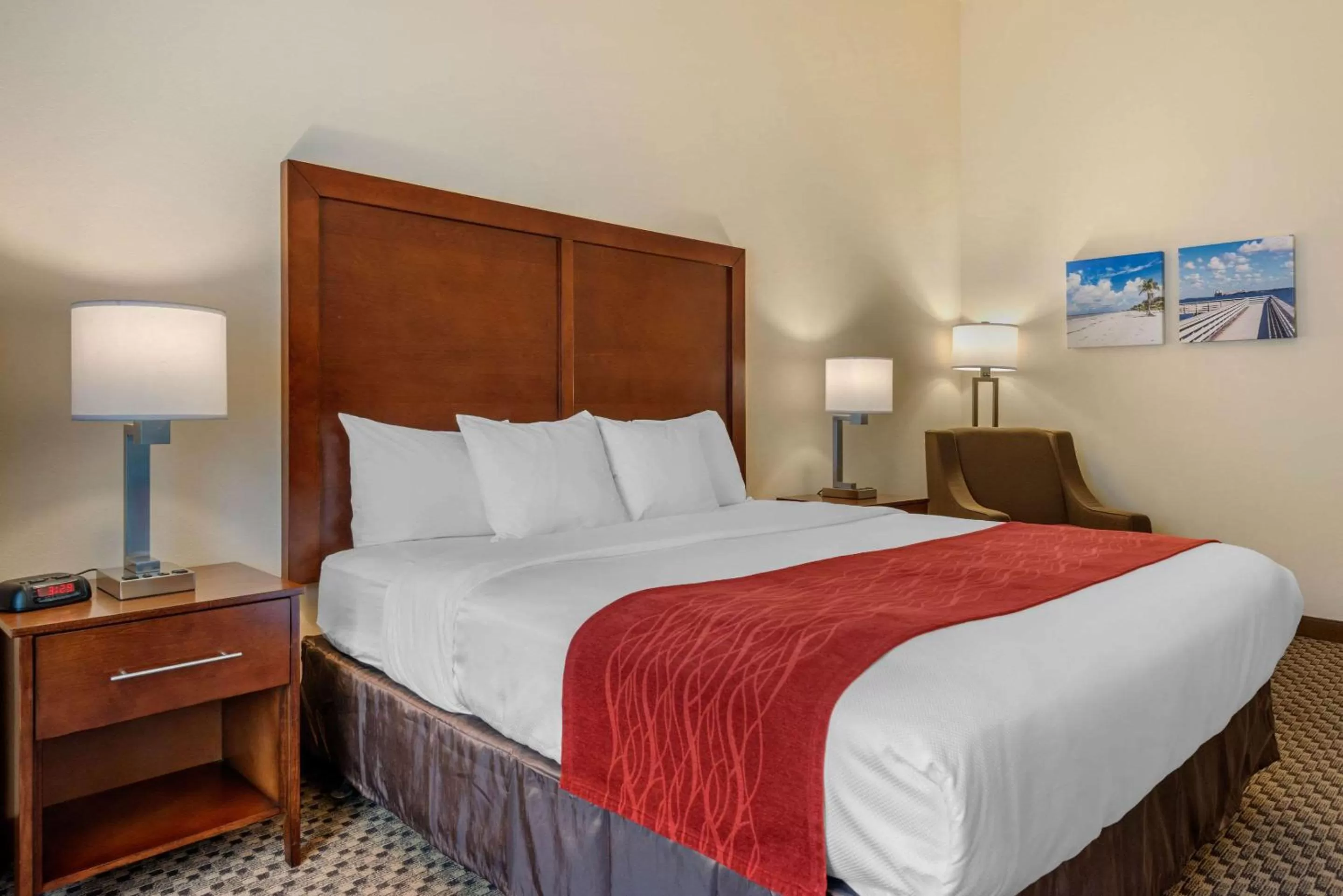 Photo of the whole room, Bed in Comfort Inn & Suites Fort Myers Airport