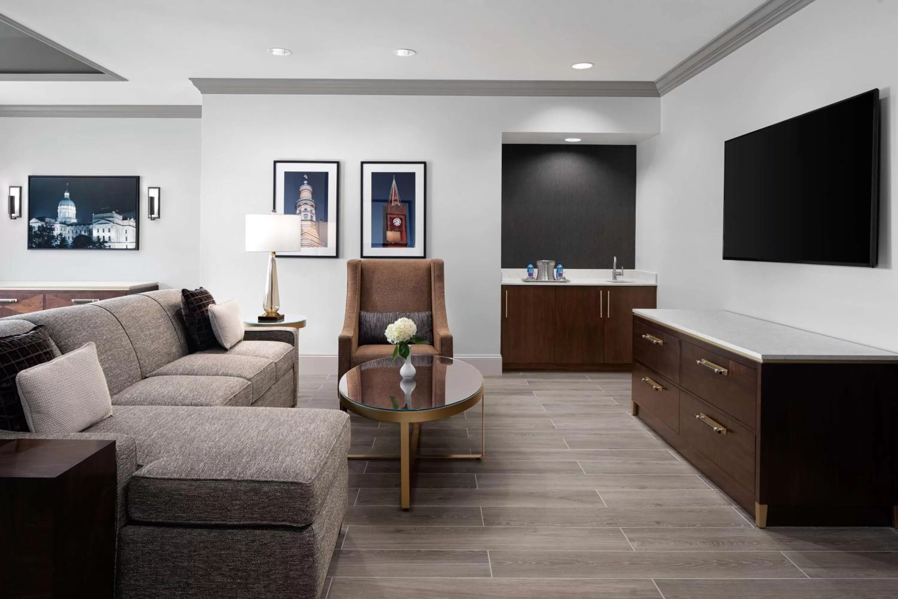 Living room in Hilton Indianapolis Hotel & Suites