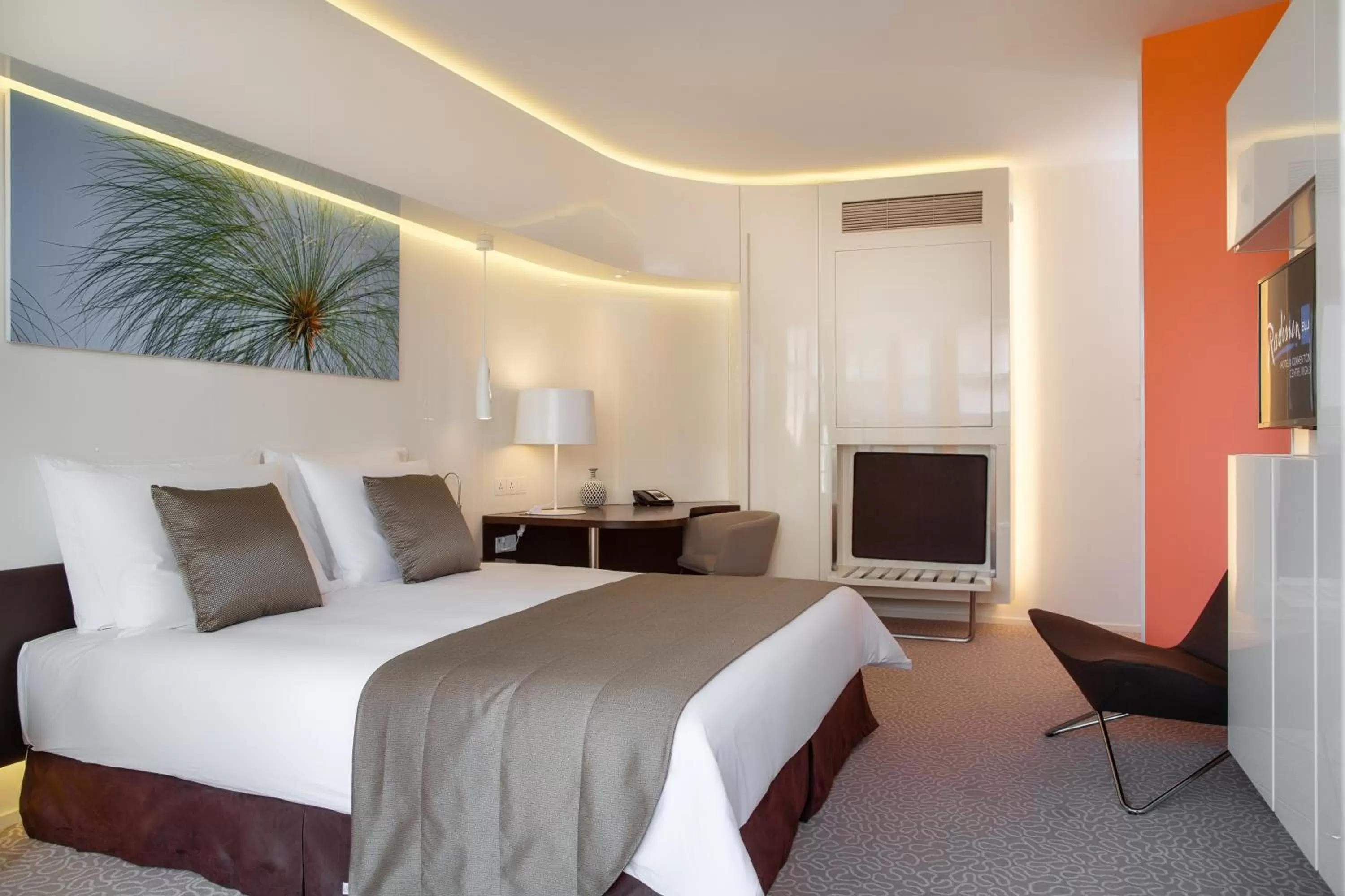 Bed in Radisson Blu Hotel & Convention Centre Kigali