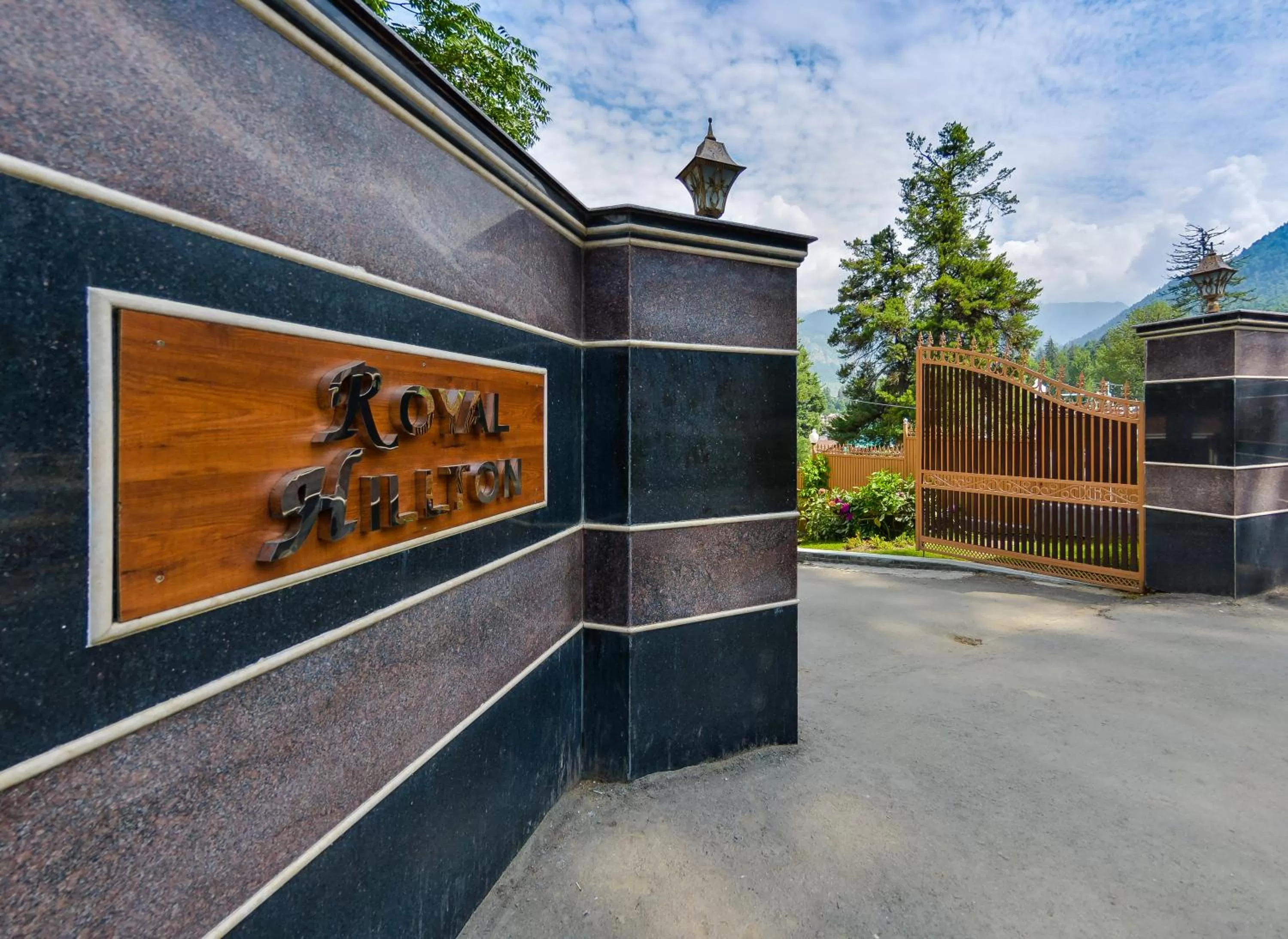 Facade/entrance, Property Building in Royal Hillton Pahalgam