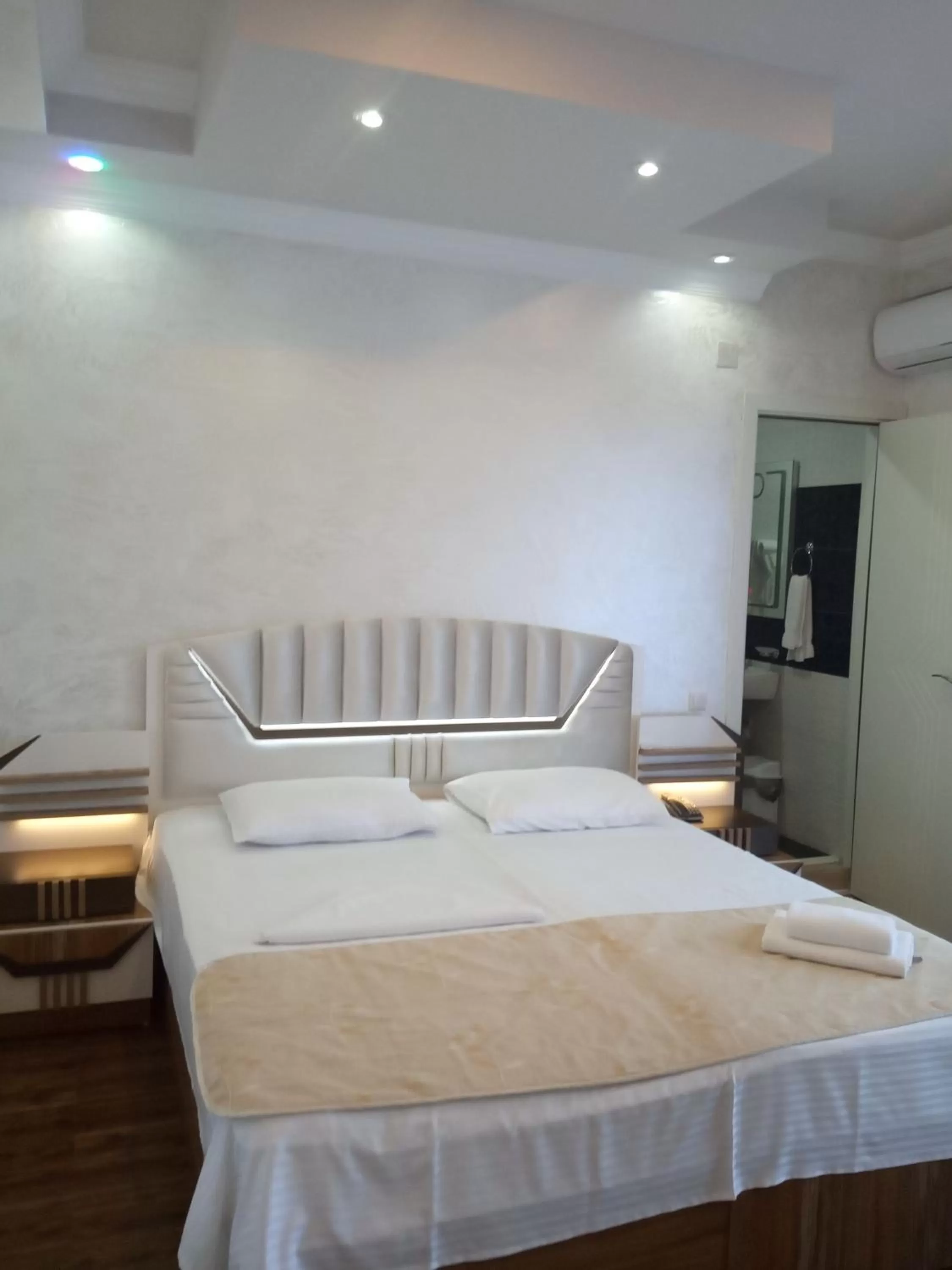 Bed in Hotel Royal Palace