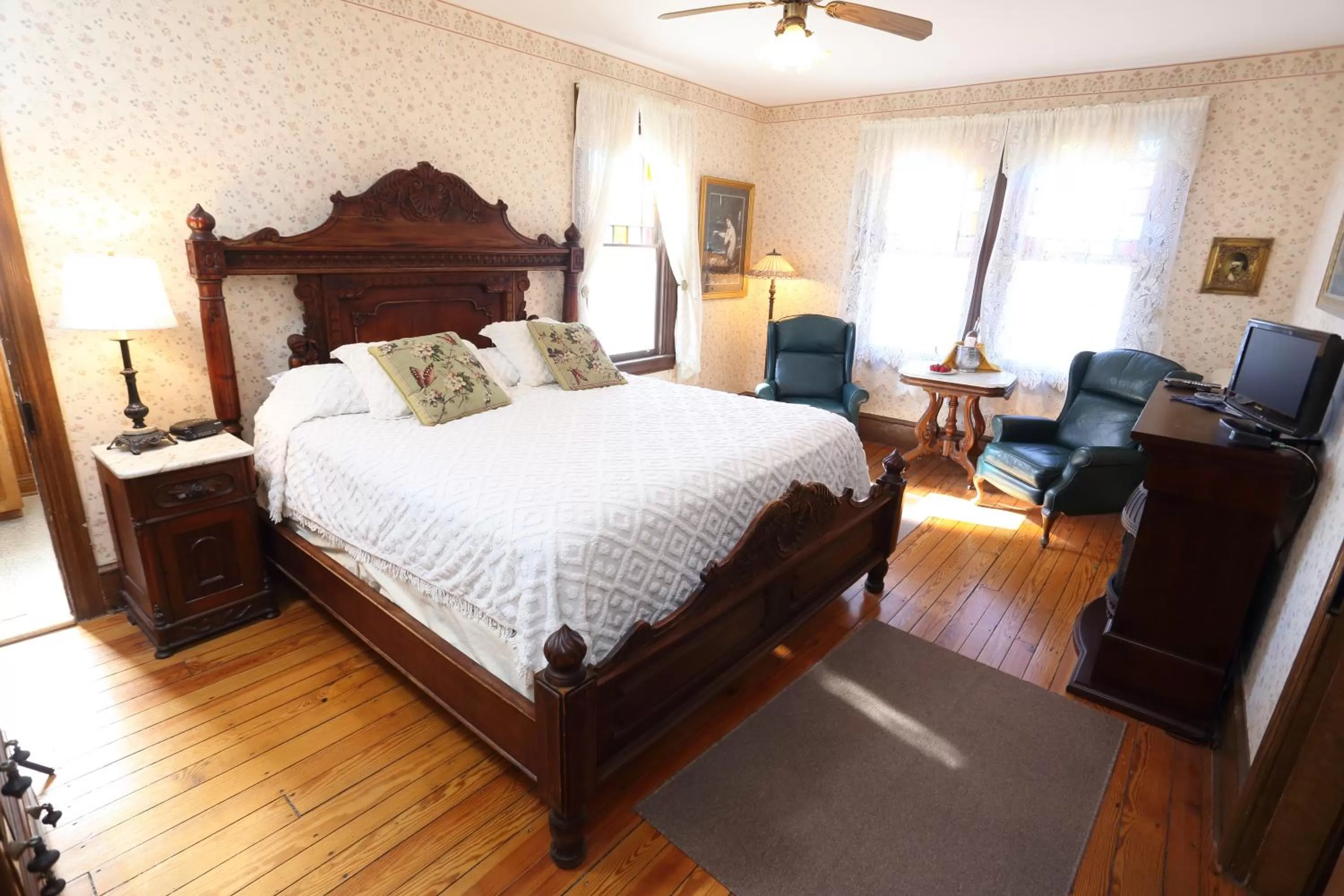 Shower, Bed in Beauclaires Bed & Breakfast