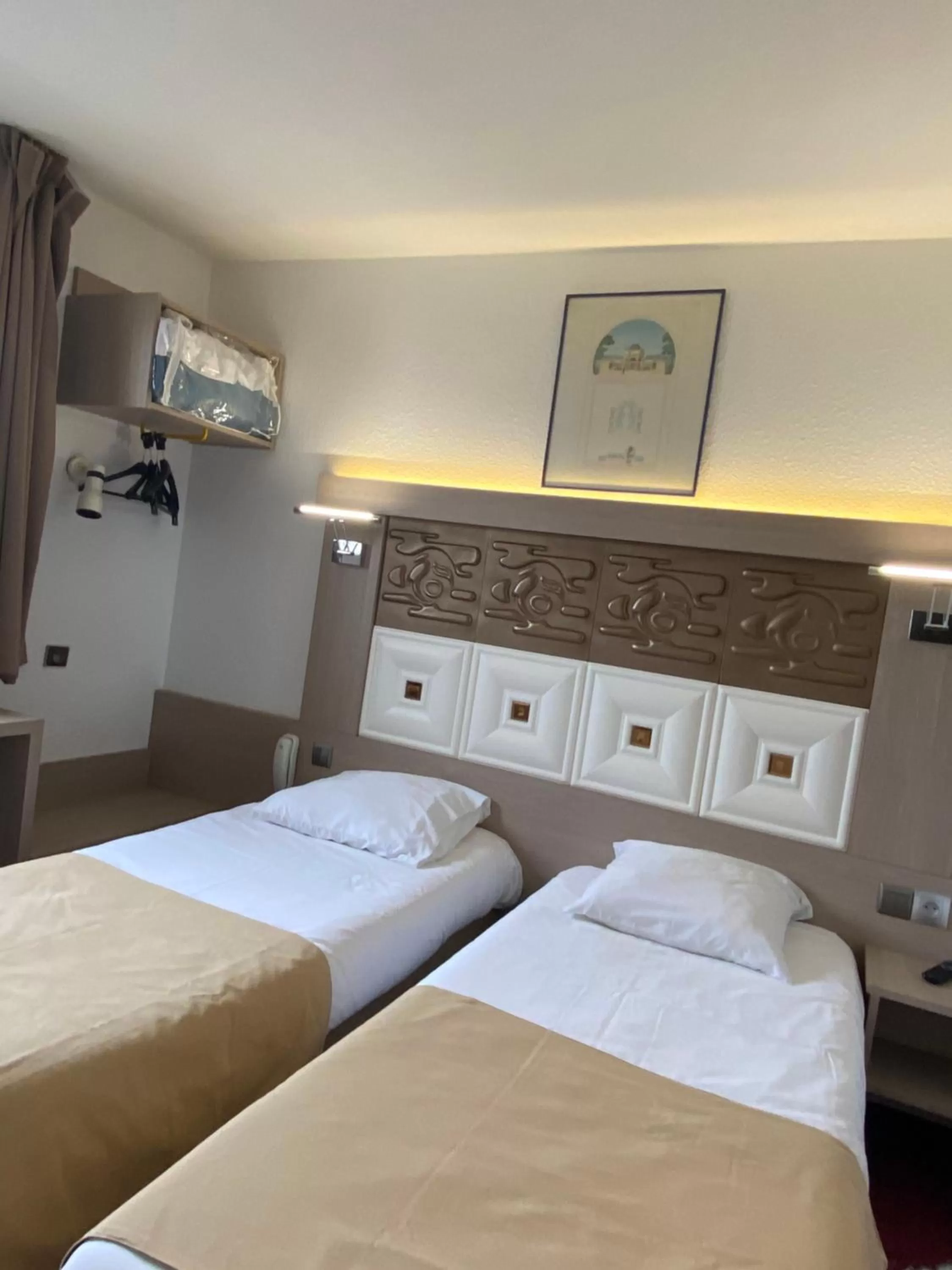 Bed in Kimotel Epône-Flins