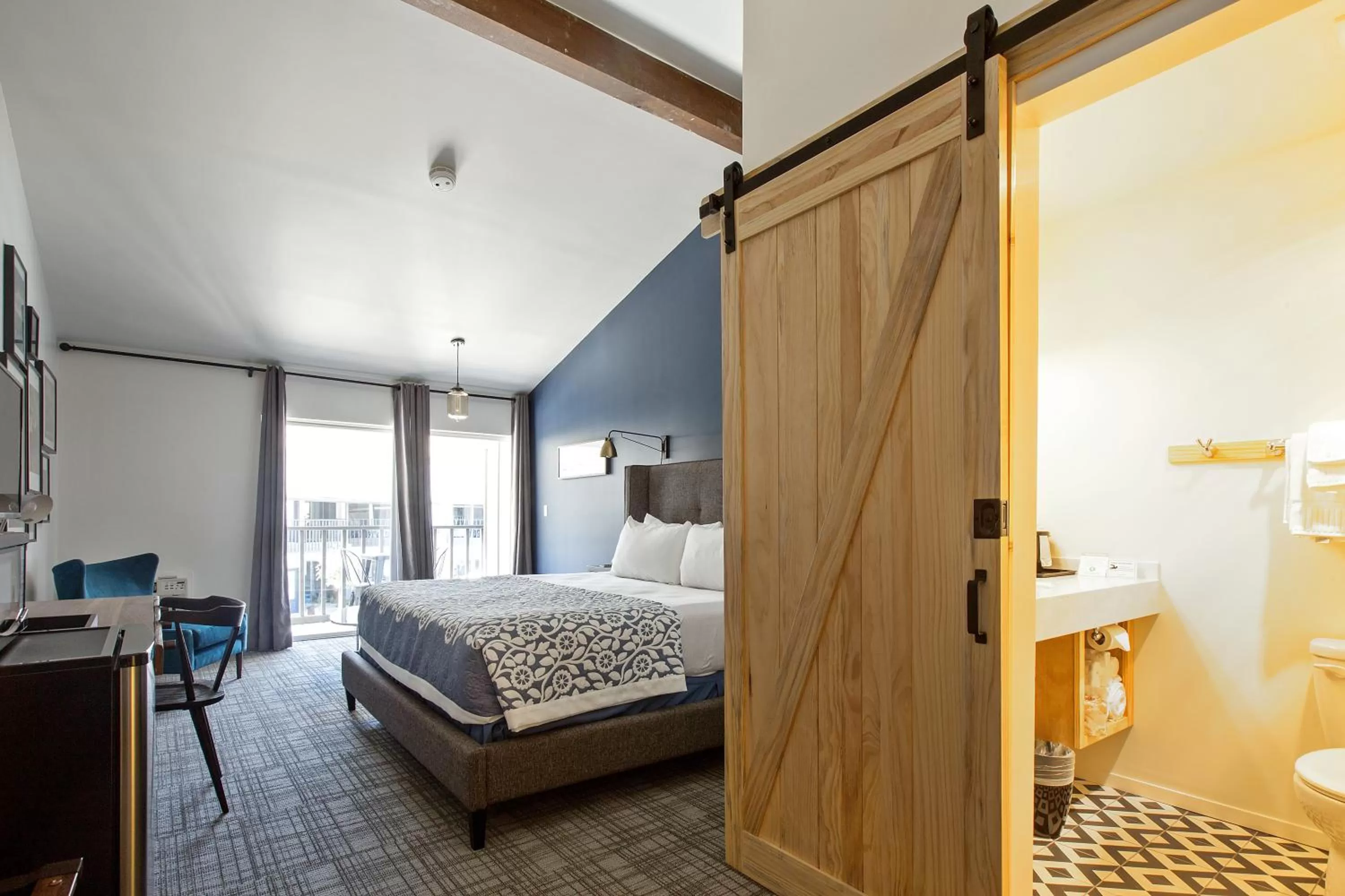 Photo of the whole room, Bed in Sideways Inn