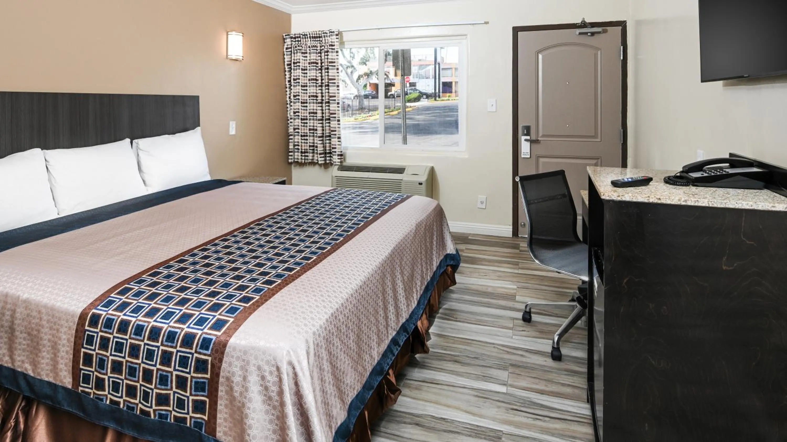 Photo of the whole room, Bed in Sea Rock Inn - Long Beach