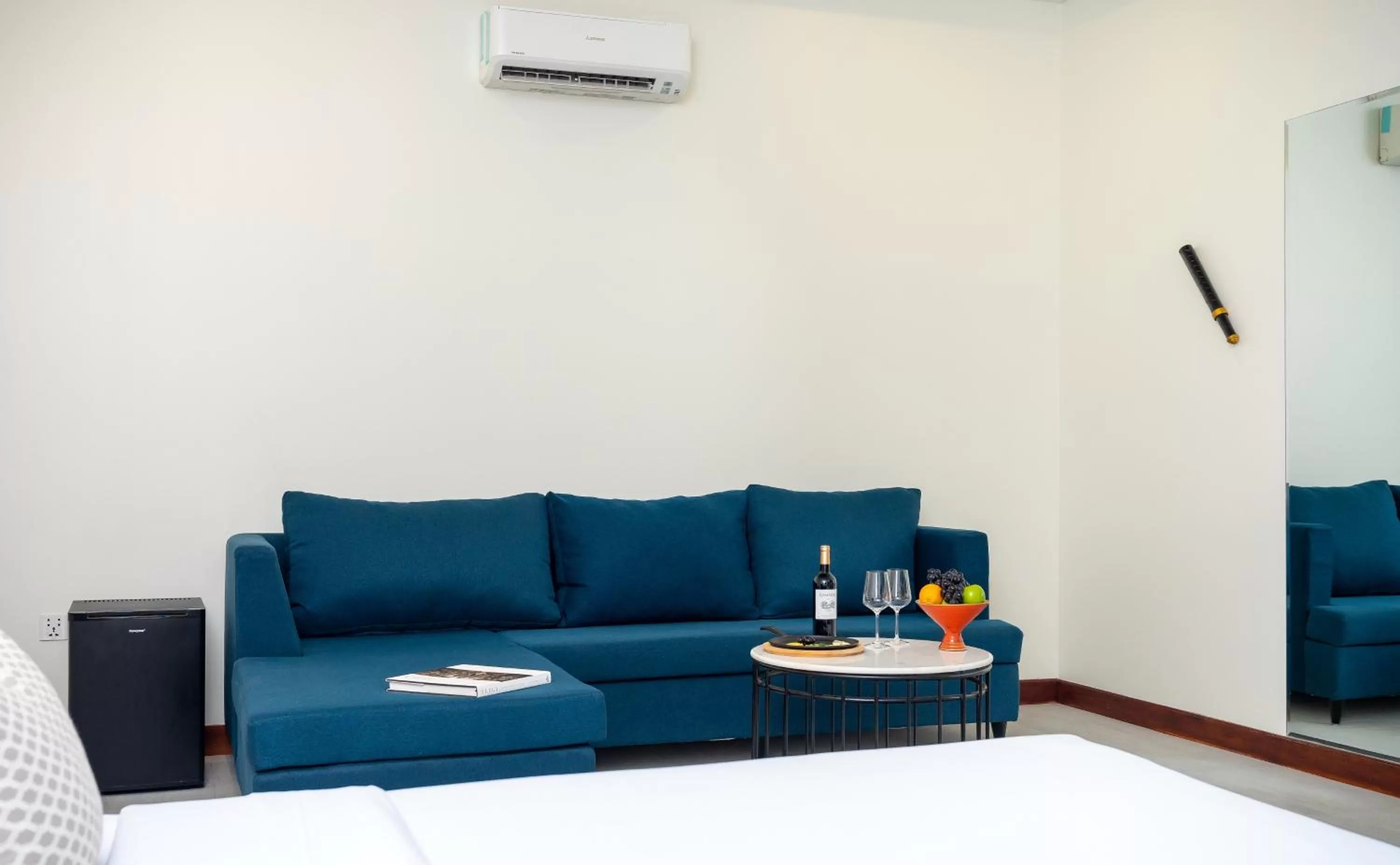 Seating area, Bed in Blanc Smith Residence