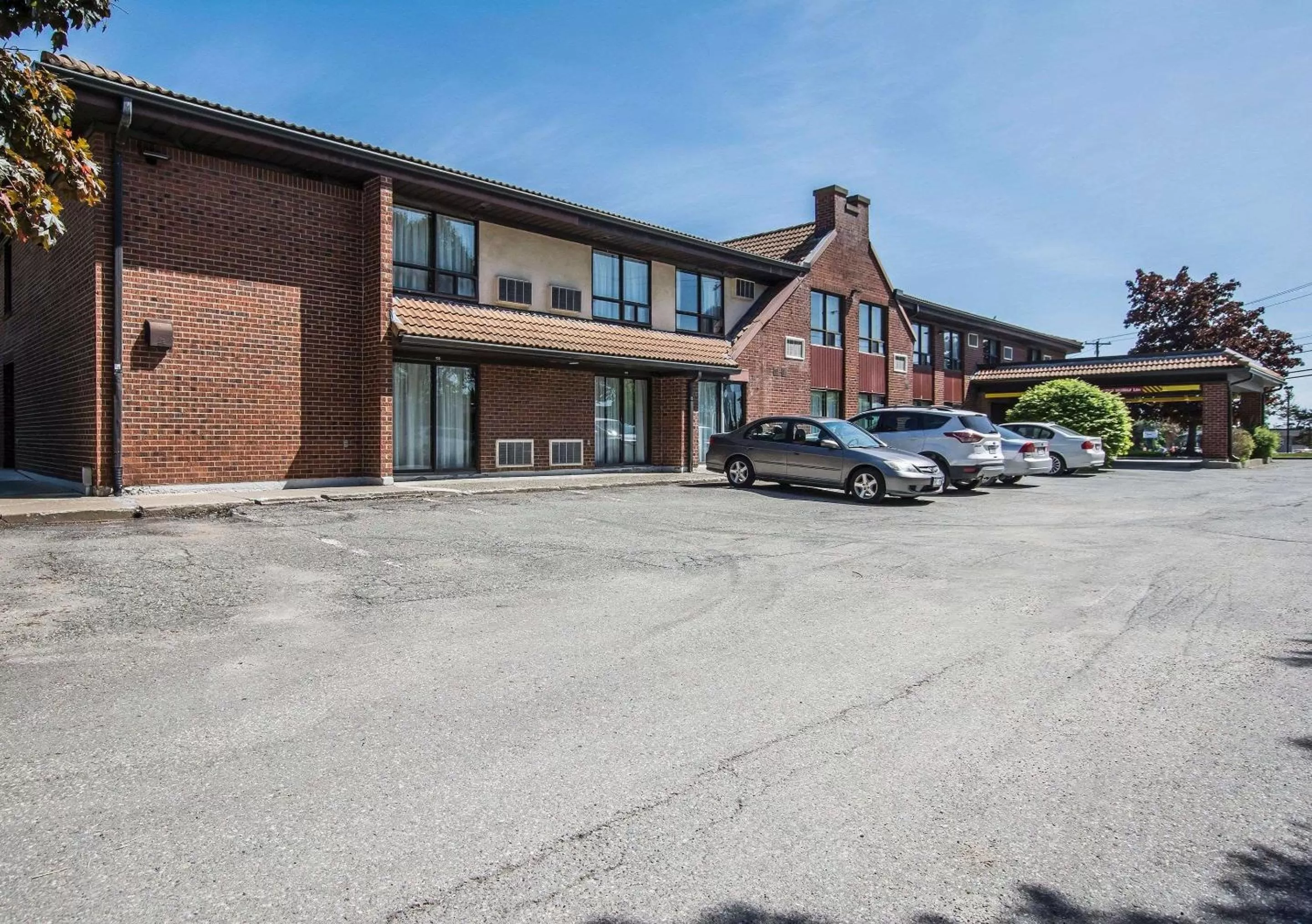 Property building in Comfort Inn Sherbrooke