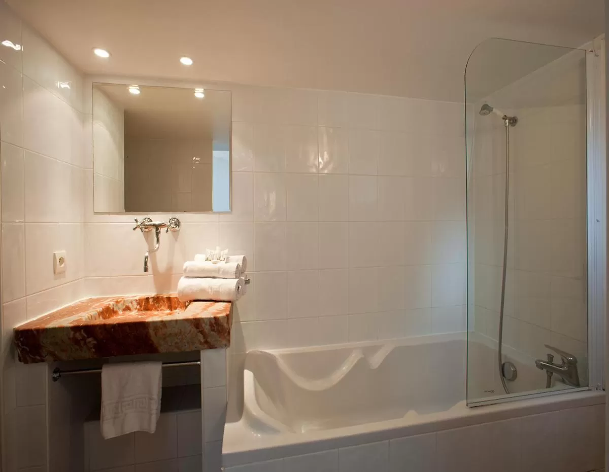 Bathroom in Hôtel la Bona Casa