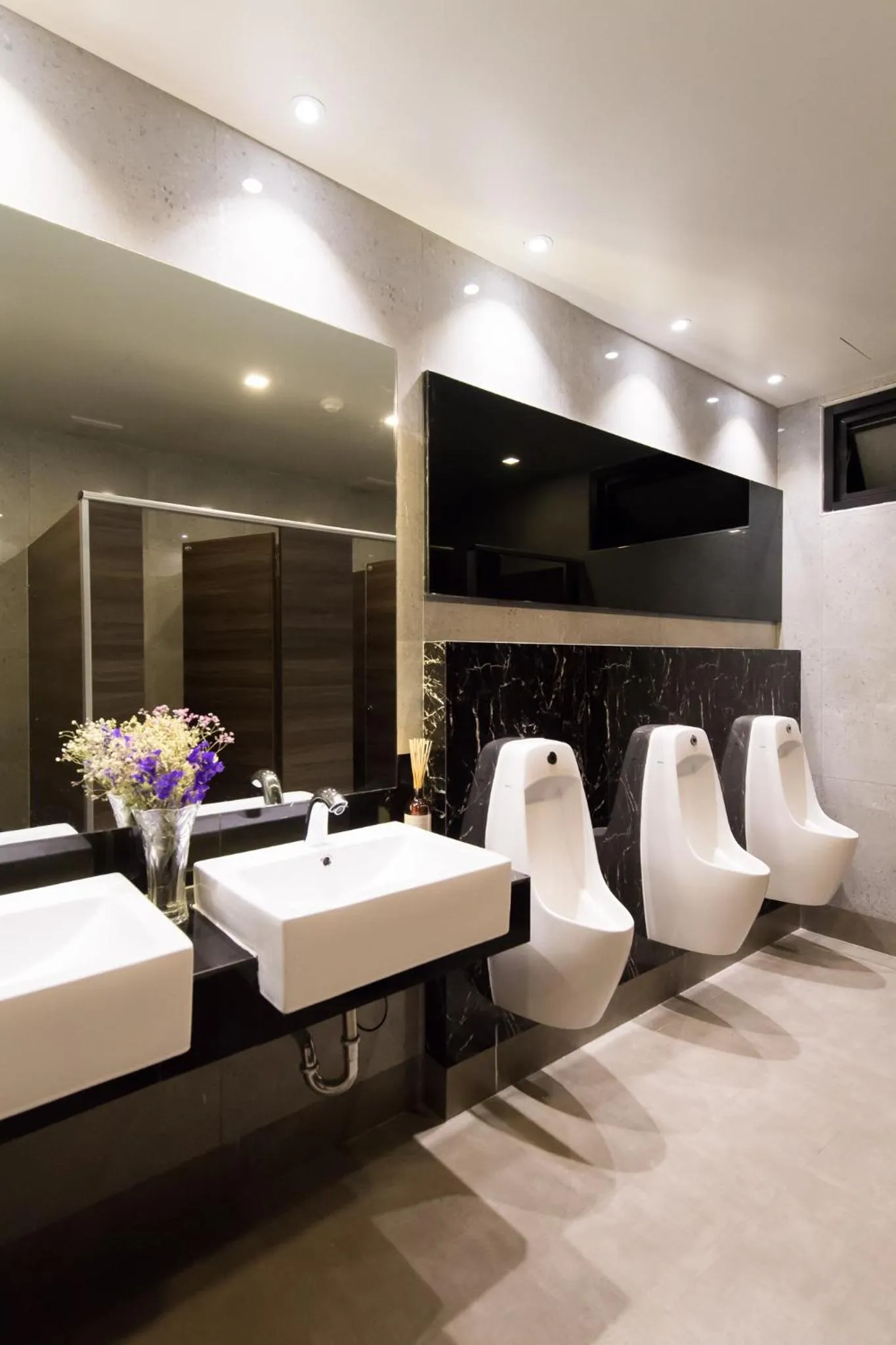 Toilet in Tarawish Hotel