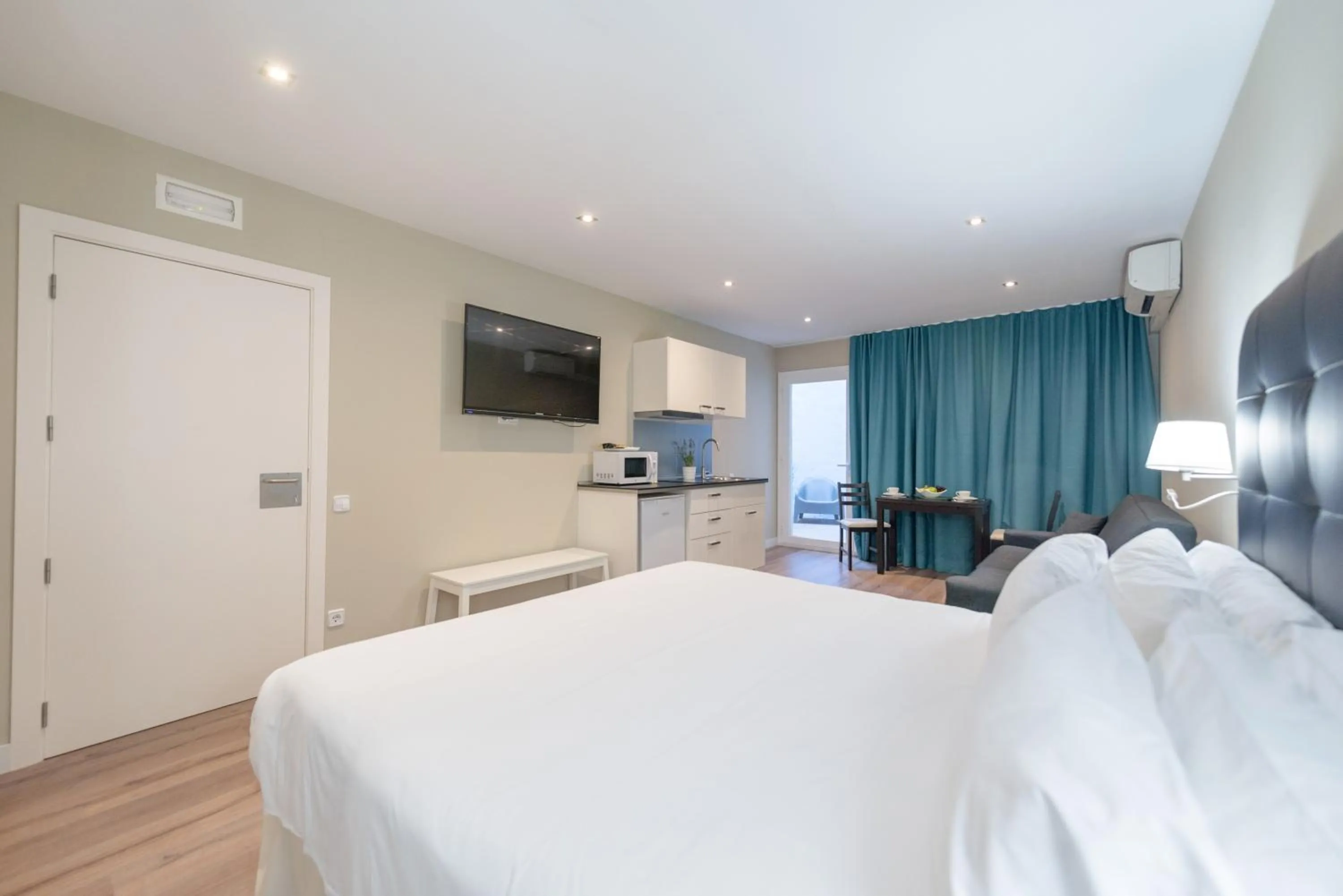 Photo of the whole room, Bed in Senator Barcelona Apartments