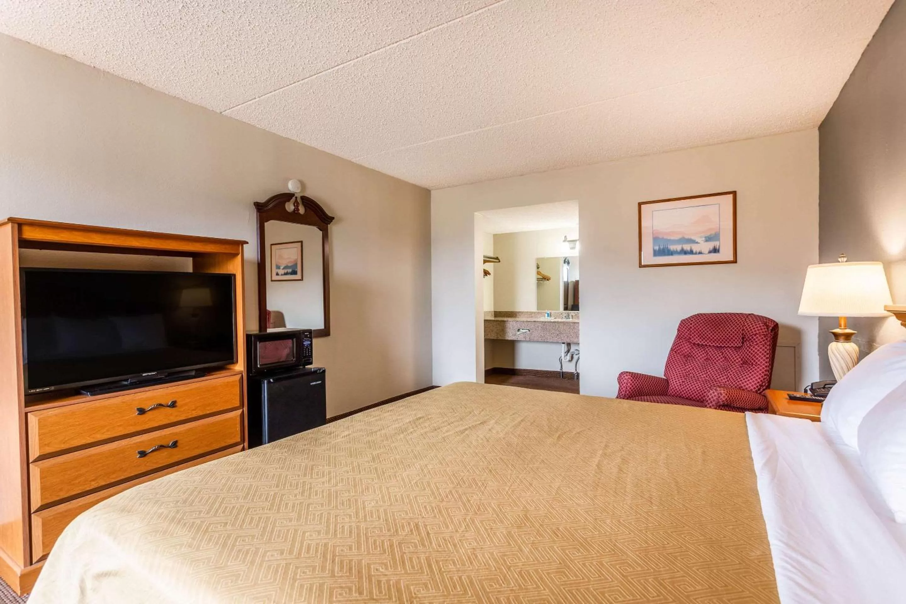 Photo of the whole room, Bed in Rodeway Inn Renfro Valley