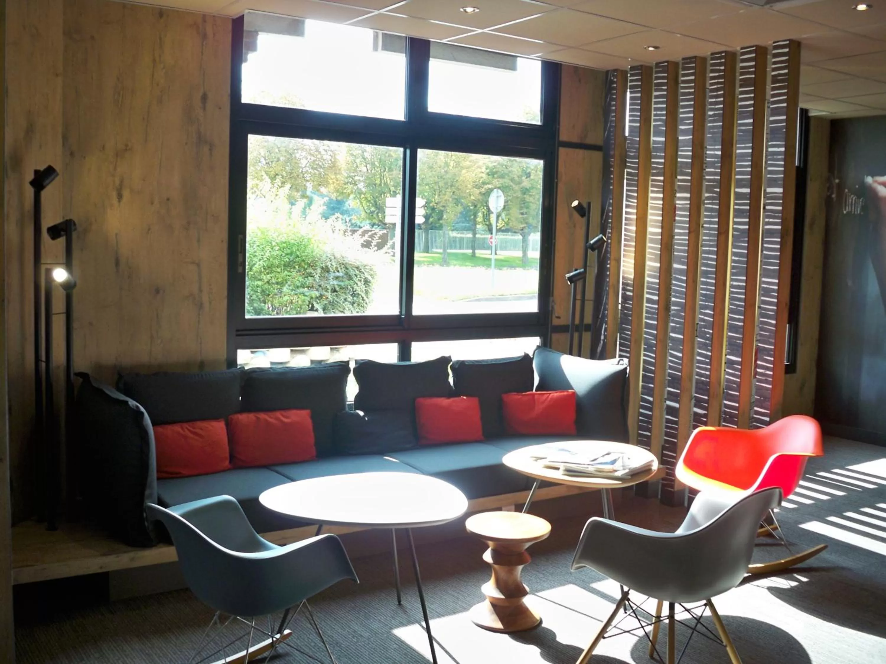 Lounge or bar in Ibis Évry-Courcouronnes