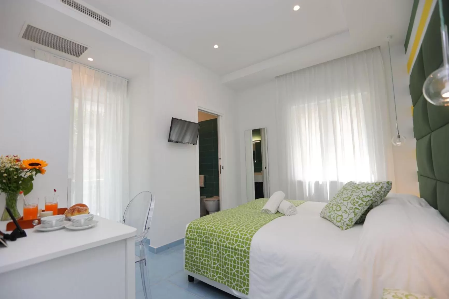 Photo of the whole room, Bed in Domus Meta