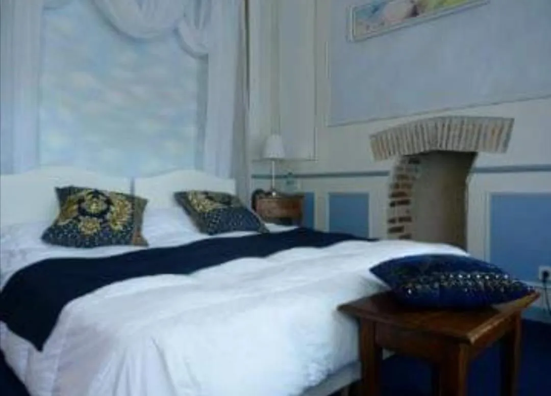 Bed in HOTEL LA COGNETTE A 25 Kilomètres de Châteauroux et 30 Kilomètres de Bourges