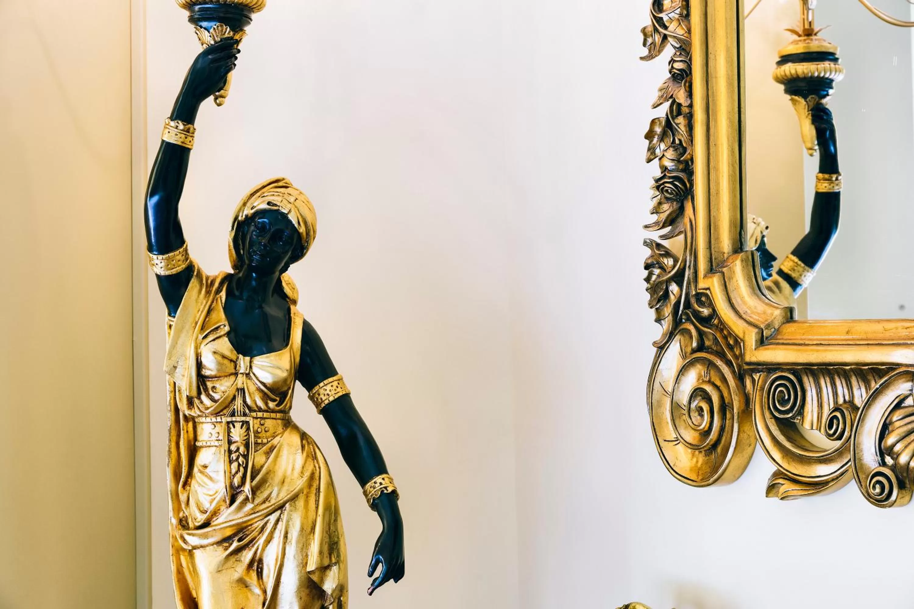 Decorative detail in Hotel Art Resort Galleria Umberto