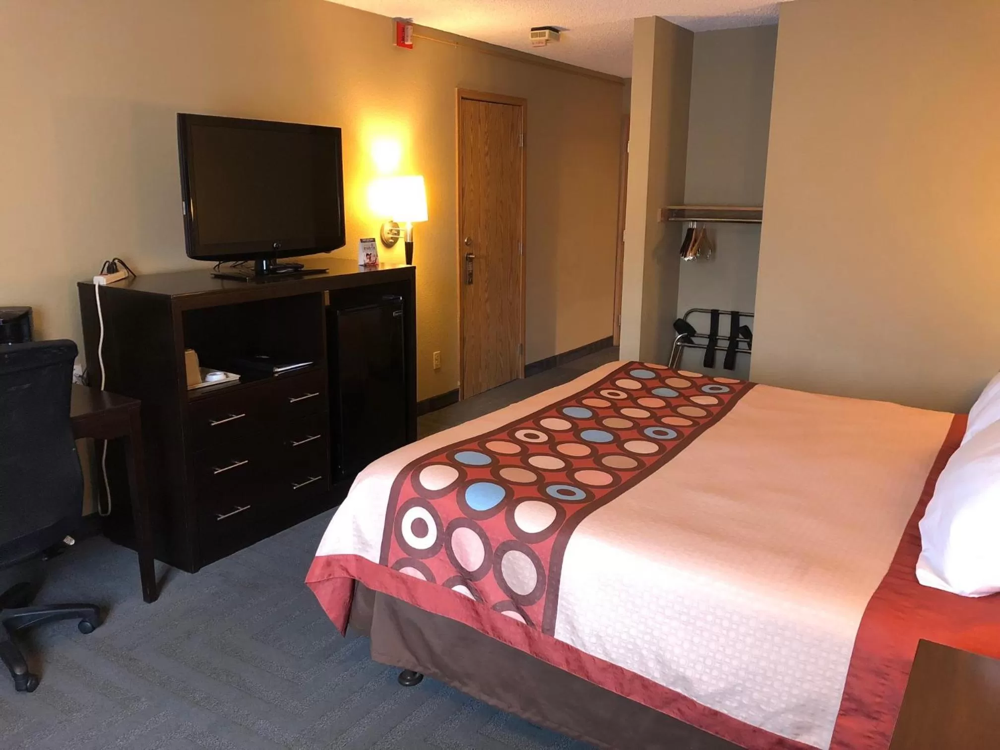 Bedroom, Bed in Super 8 by Wyndham LaGrande