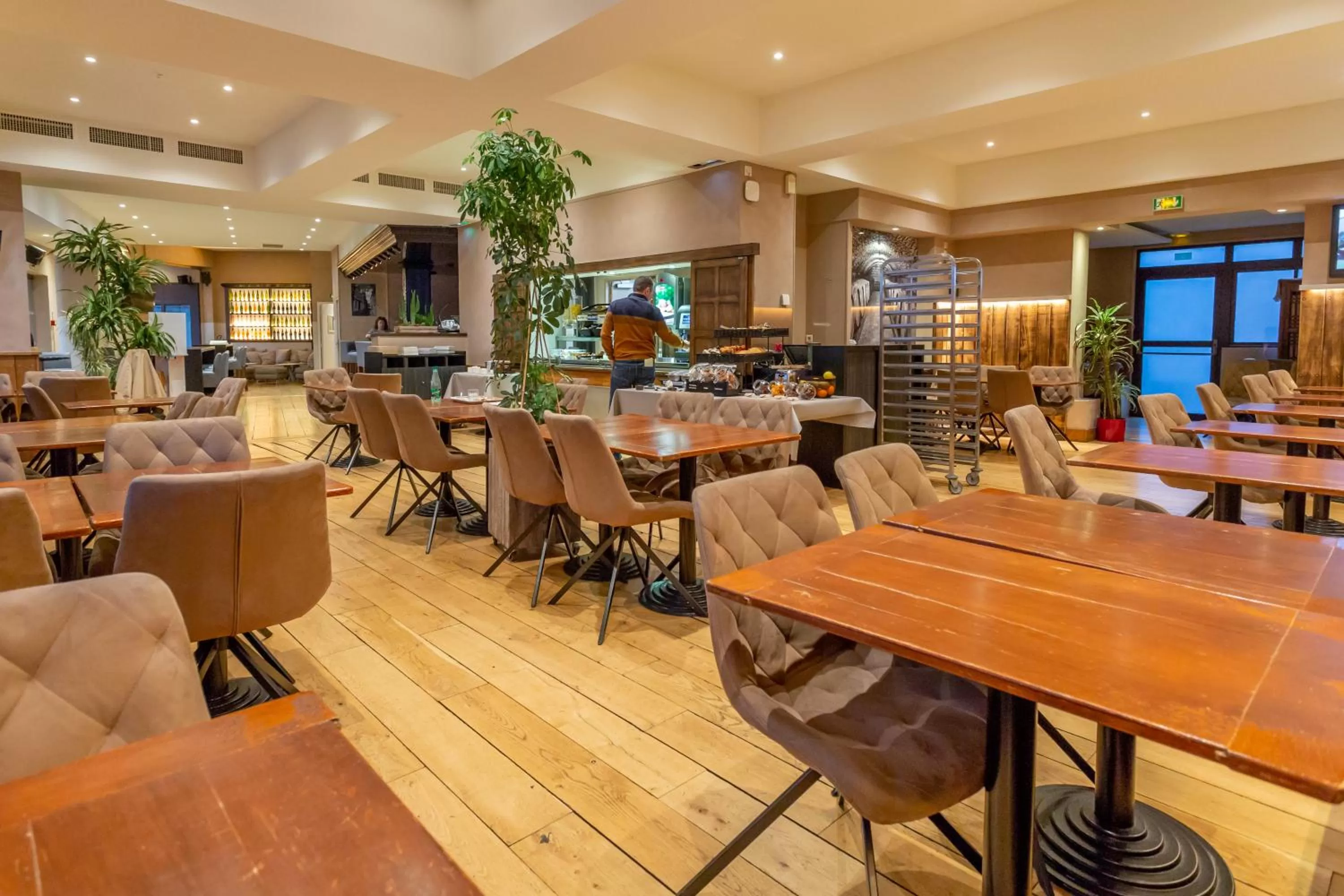 Breakfast in Hôtel The Originals City Le Berry - proche centre-ville - Gare - parking - recharge véhicule