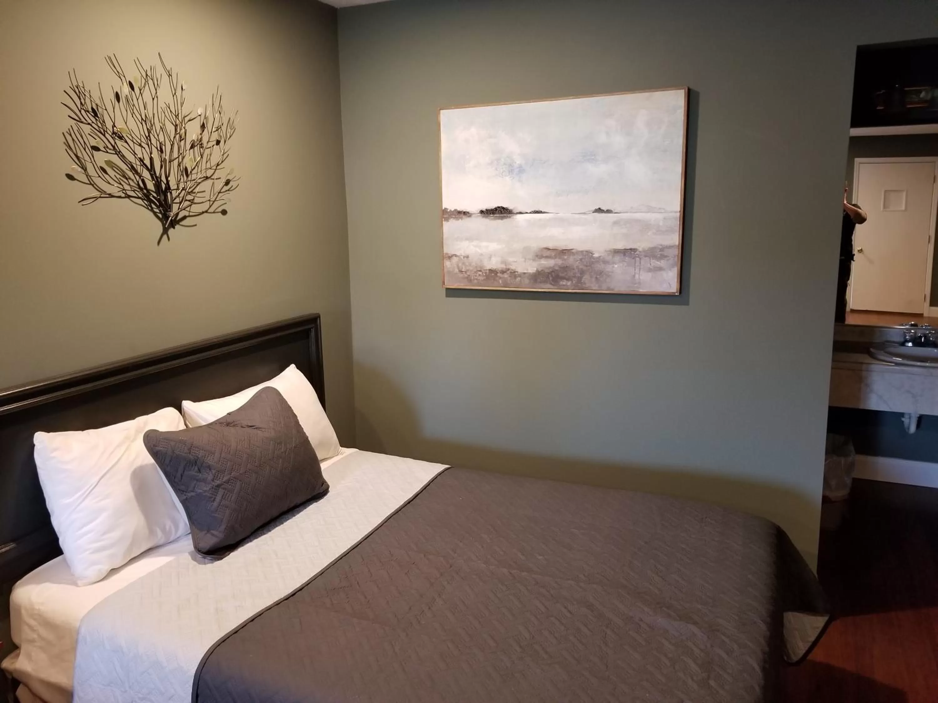 Bed in Brown's Motel