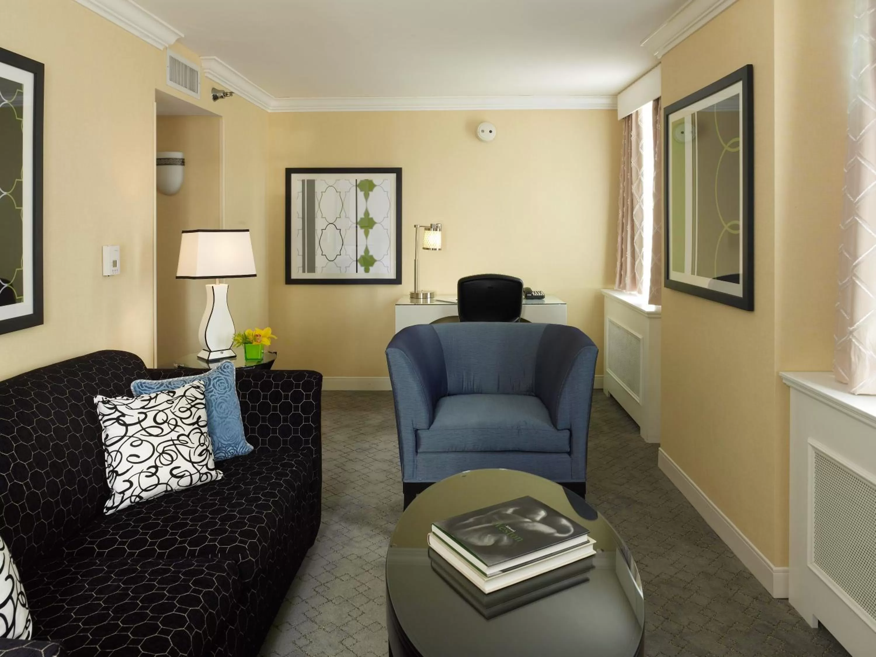 Living room in Warwick Allerton Chicago