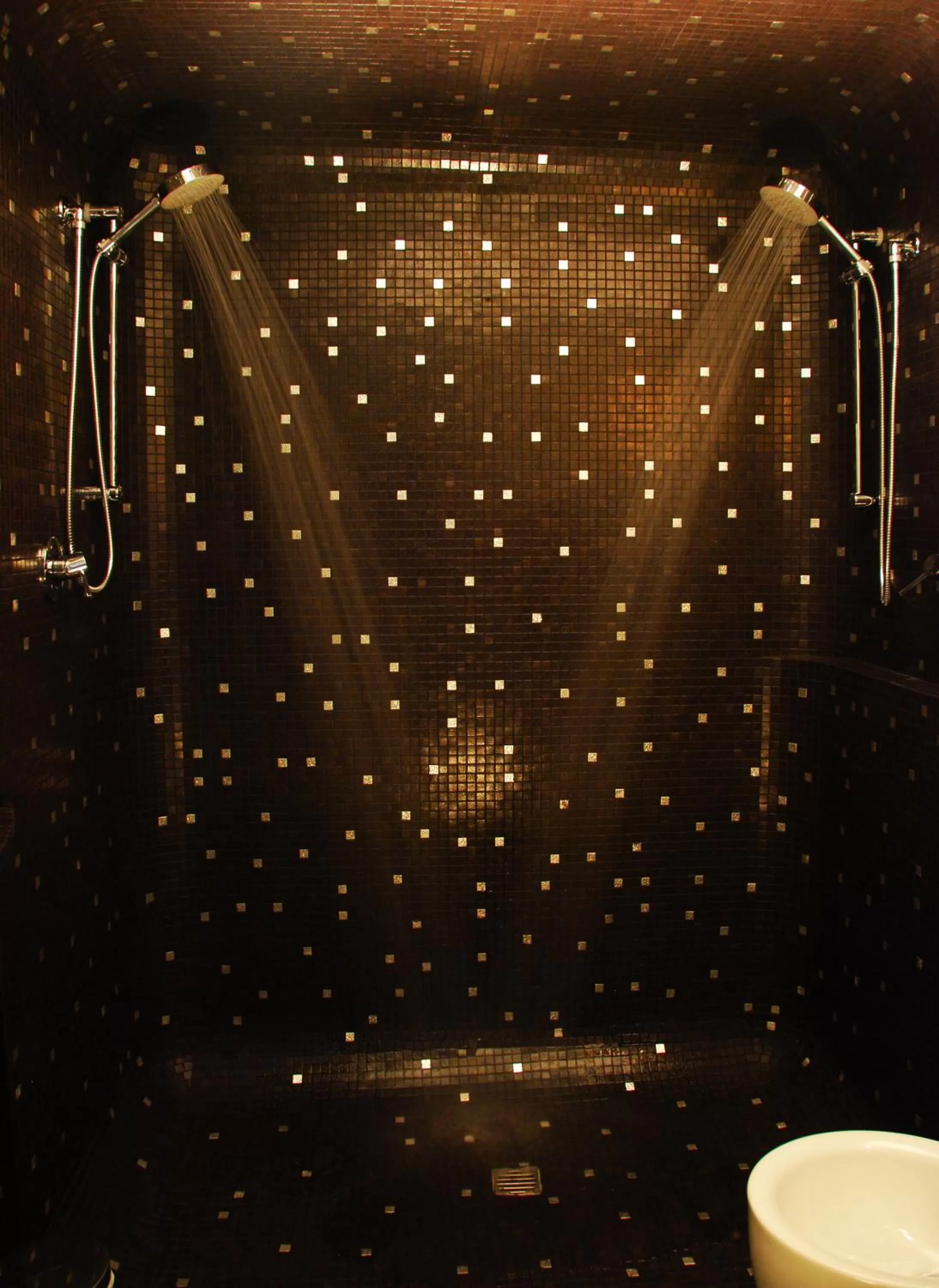 Shower in Avogaria 5 Rooms