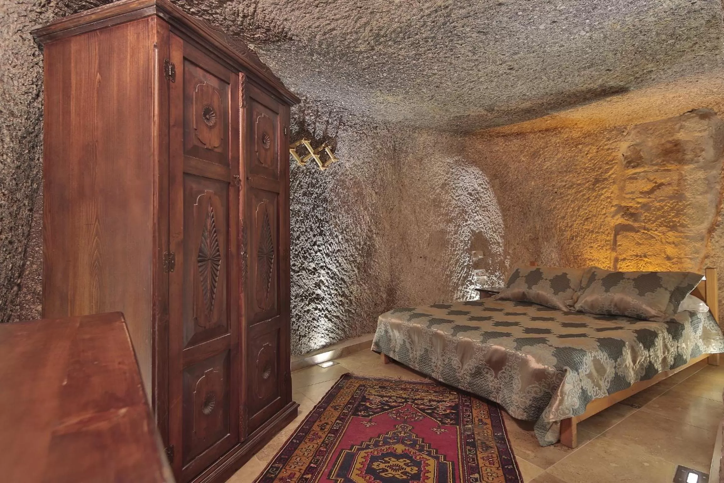 Bed in Shoestring Cave House