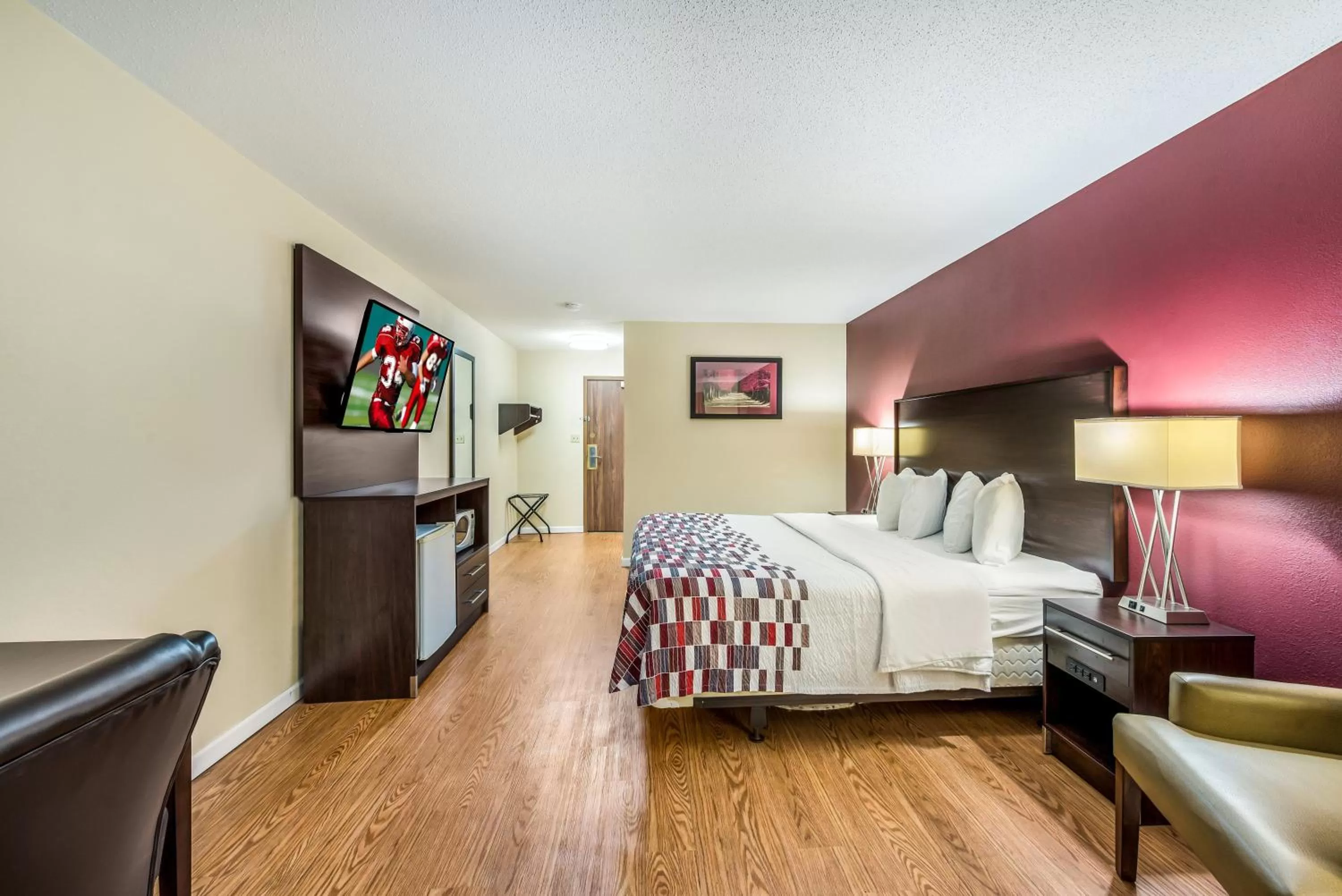 Photo of the whole room, Bed in Red Roof Inn & Suites Wapakoneta