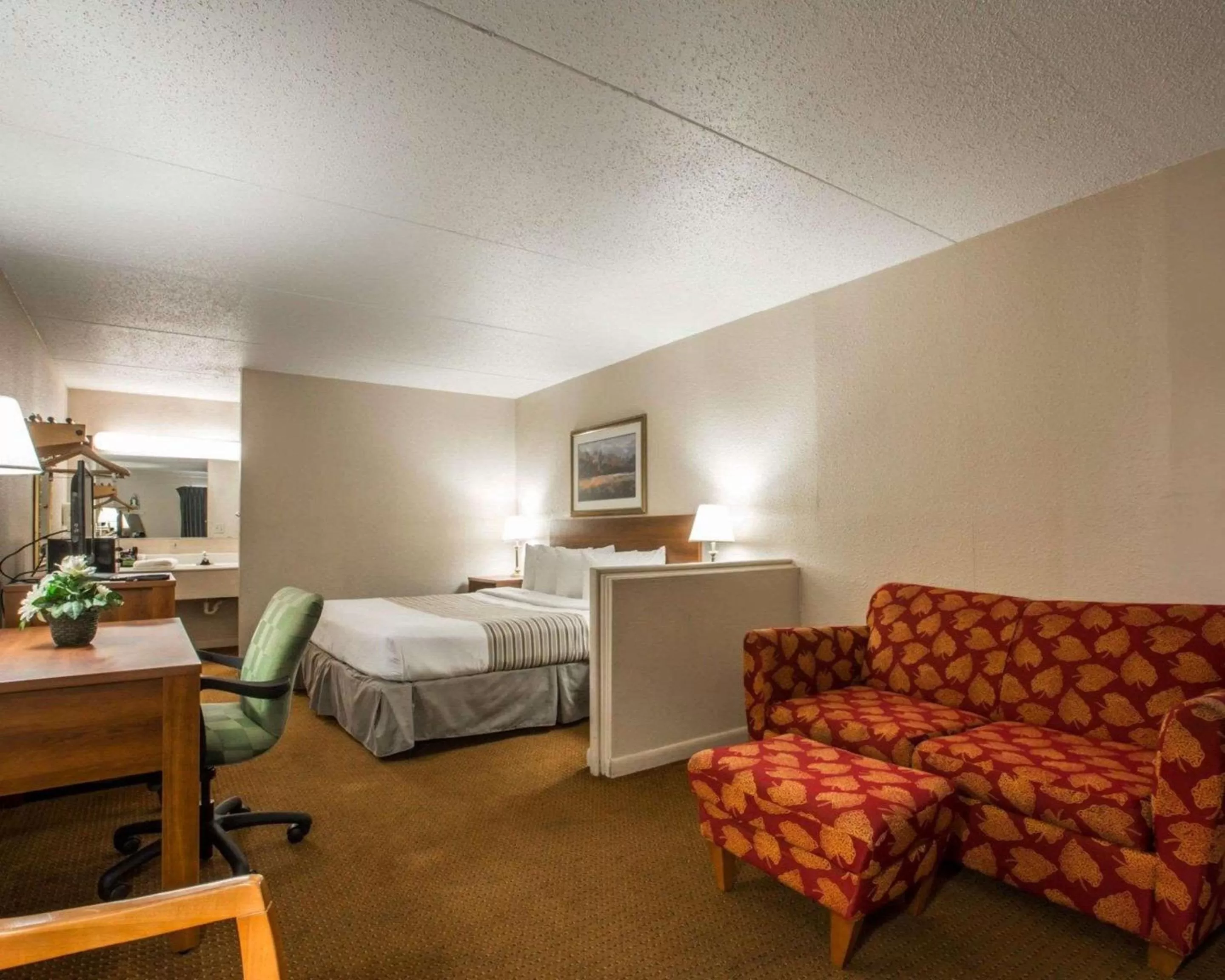 Photo of the whole room, Bed in Econo Lodge Inn & Suites Columbus near Fort Benning