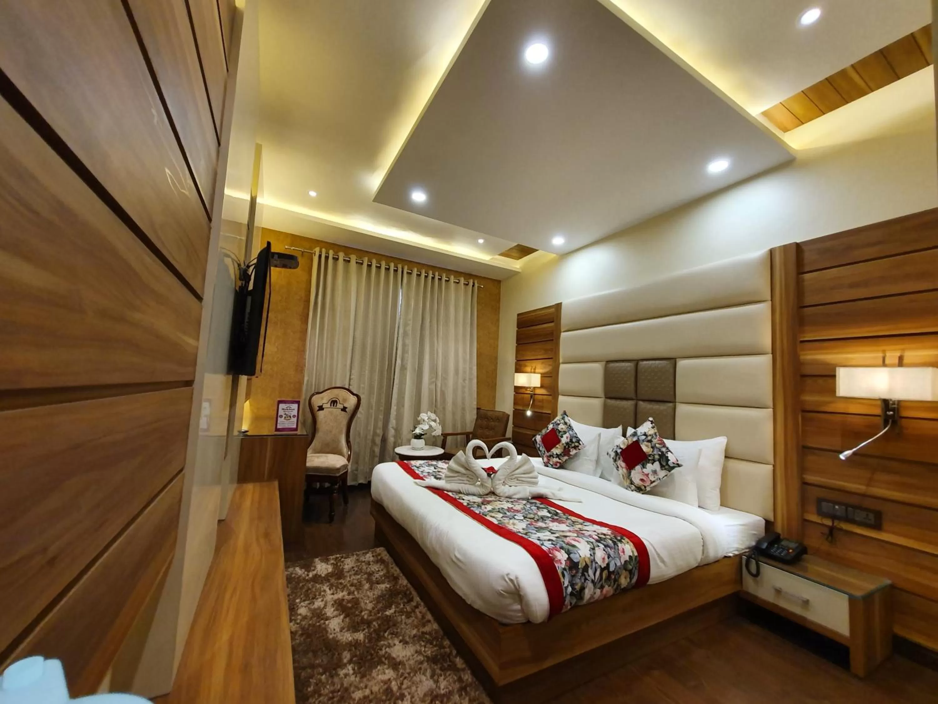 Bed in Hotel Makhan Residency
