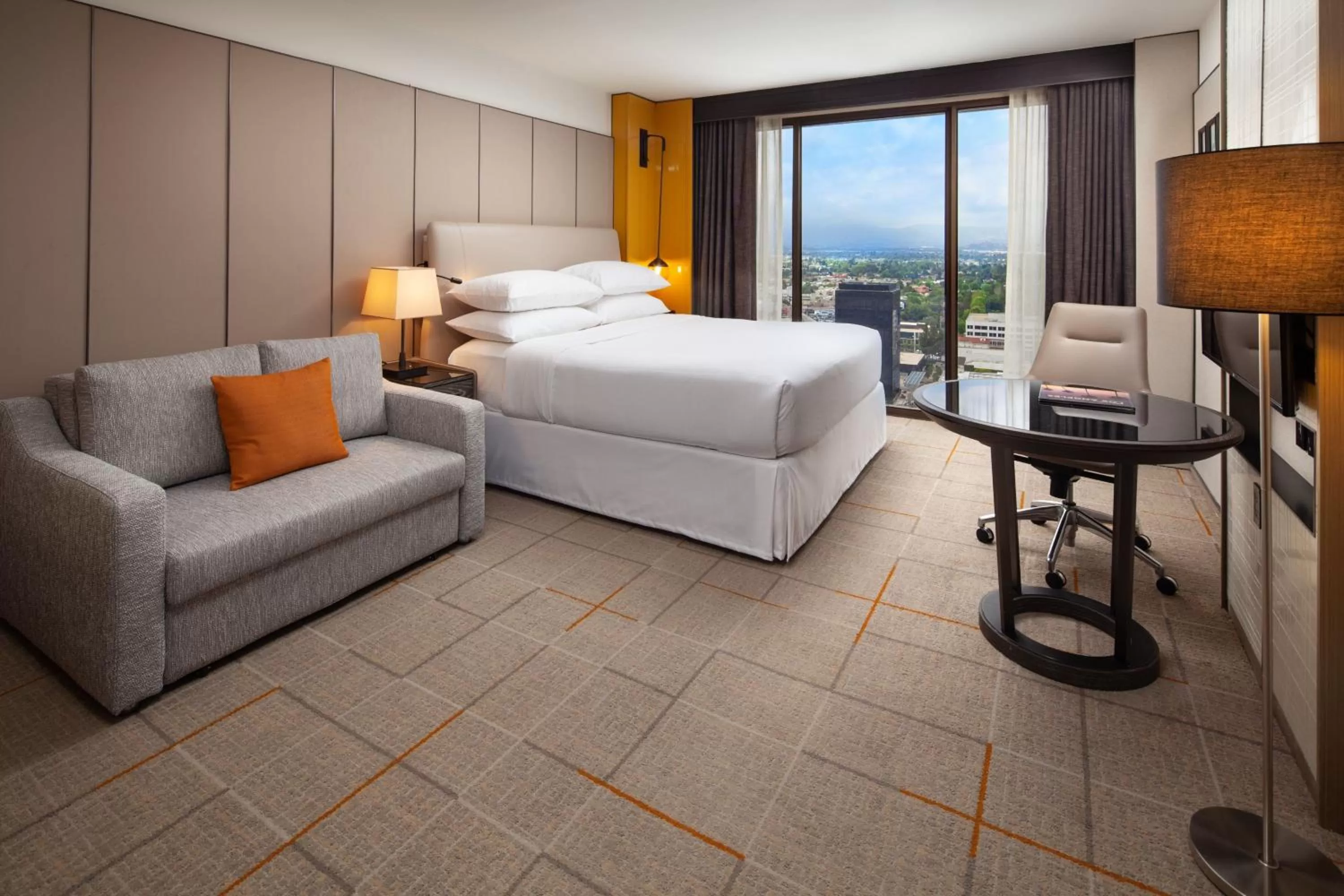 Photo of the whole room, Bed in Sheraton Universal