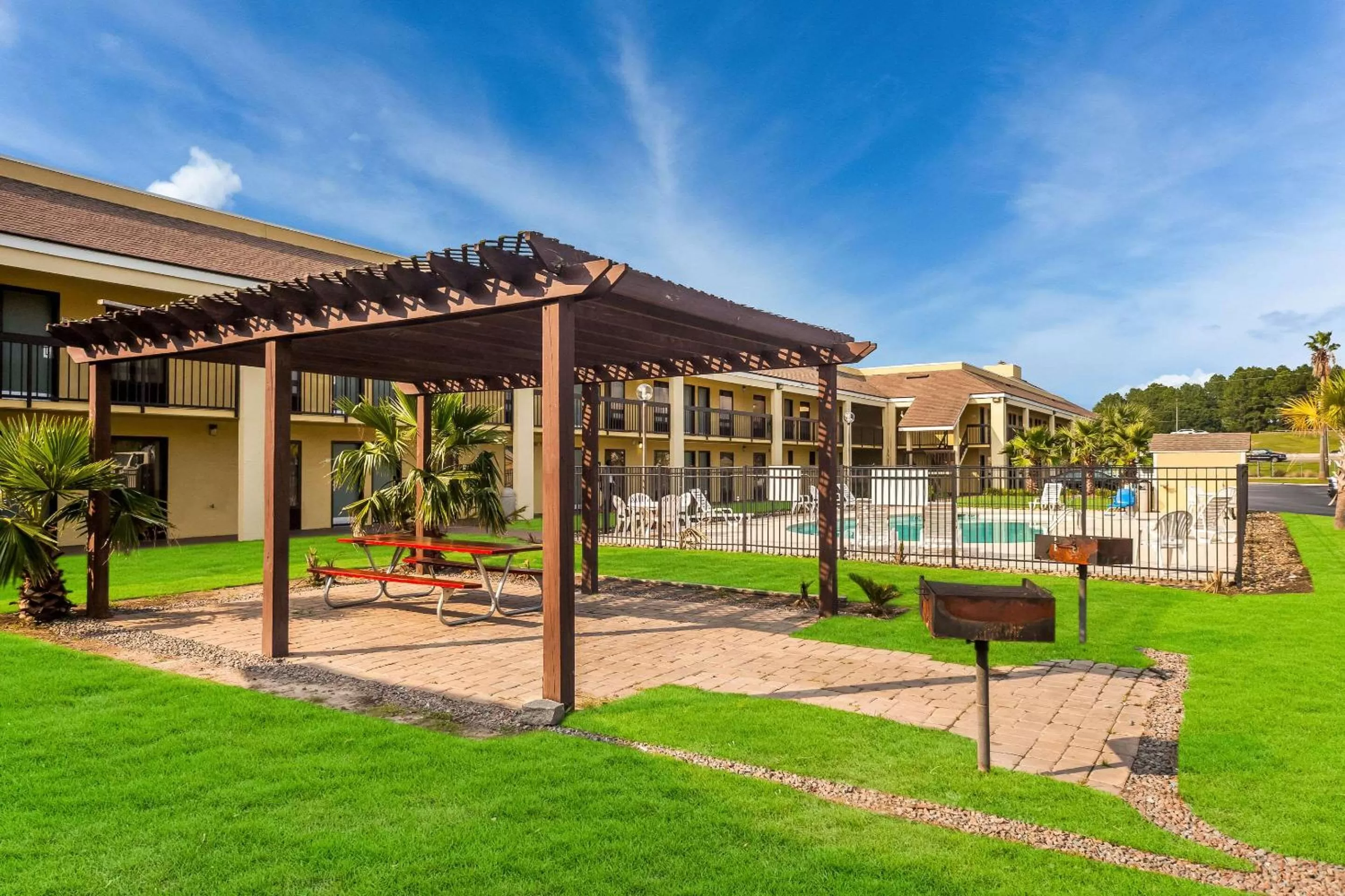 Swimming pool in Quality Inn Coliseum