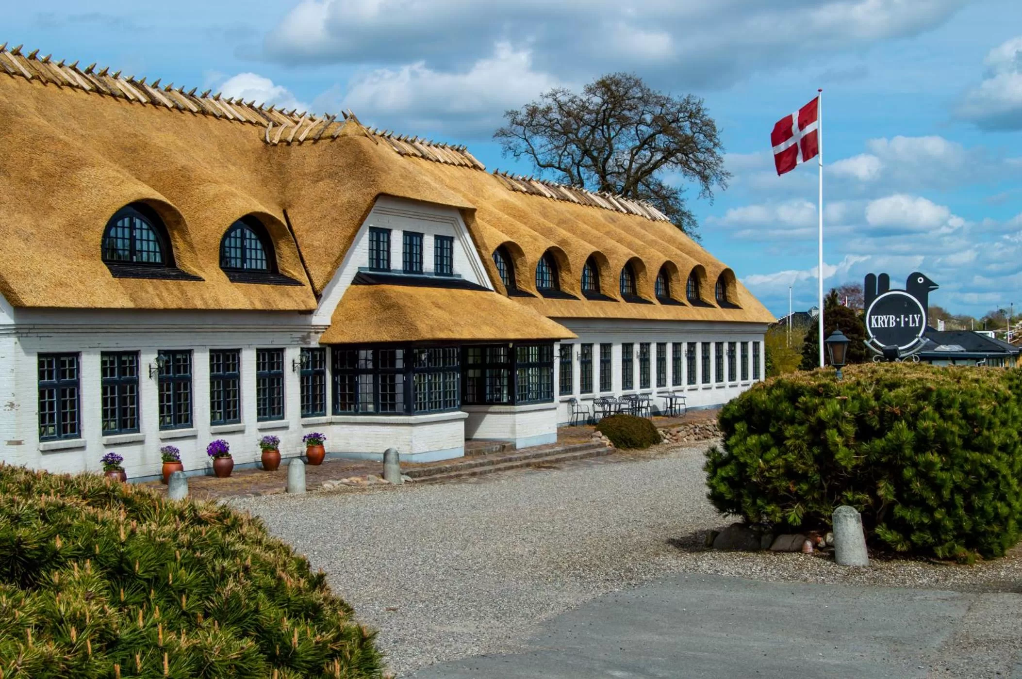 Property building in Hotel Kryb I Ly Kro