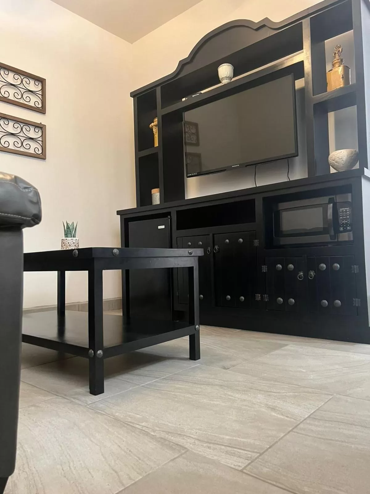 Communal lounge/ TV room in Playas Hotel Suites