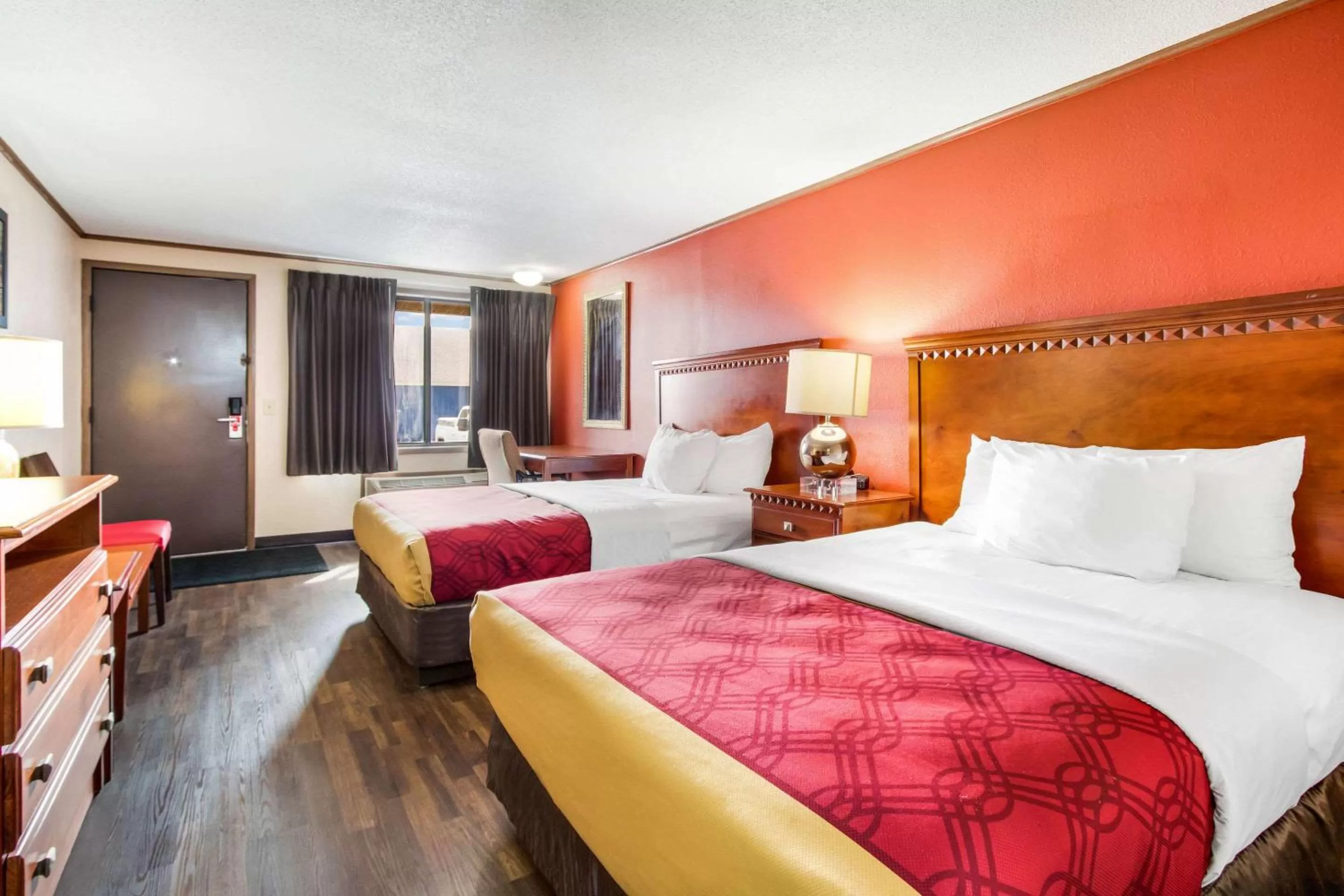 Photo of the whole room, Bed in Econo Lodge