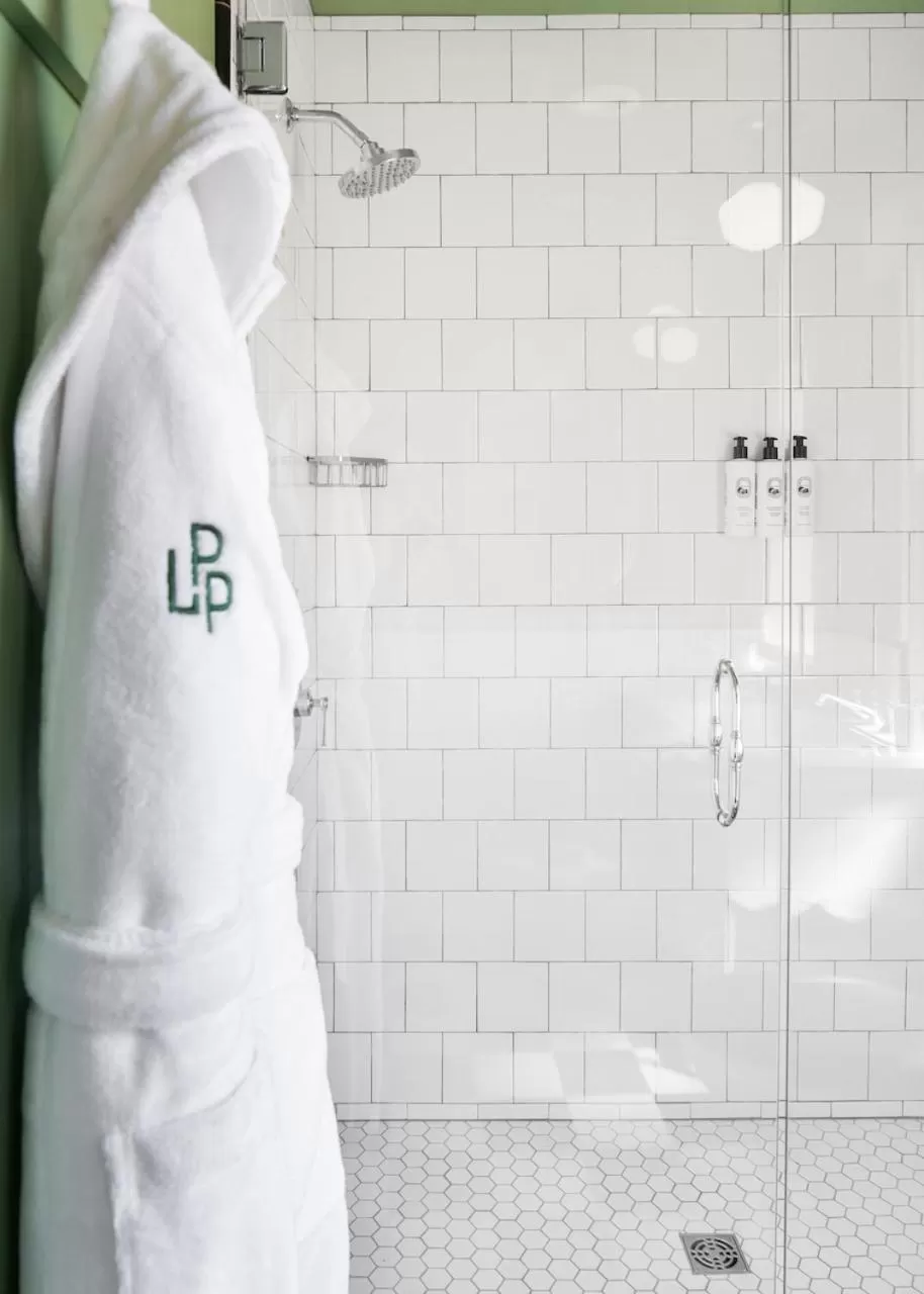 Shower in Le Petit Pali at 8th Ave