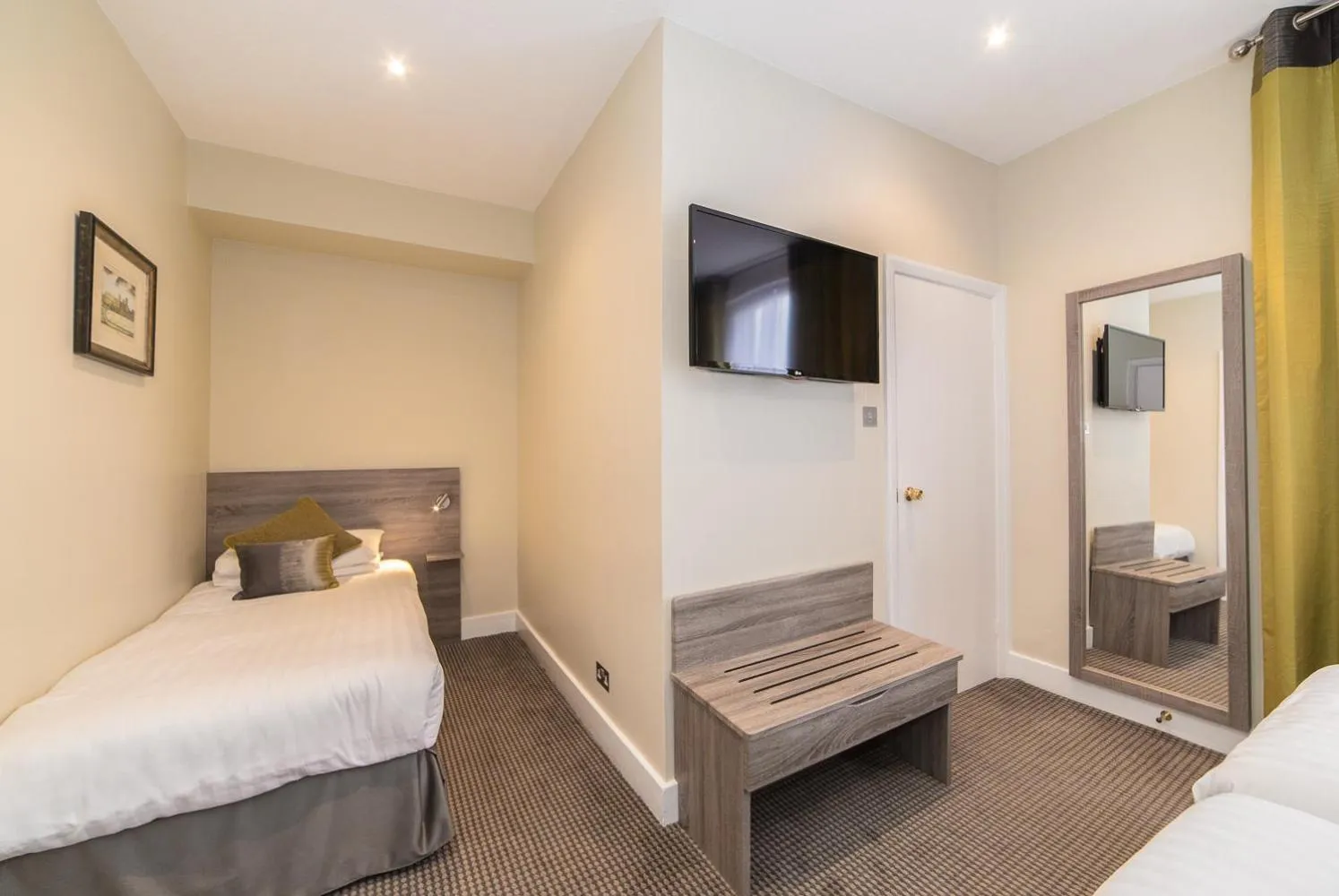 Bedroom, Bed in Phoenix Hotel