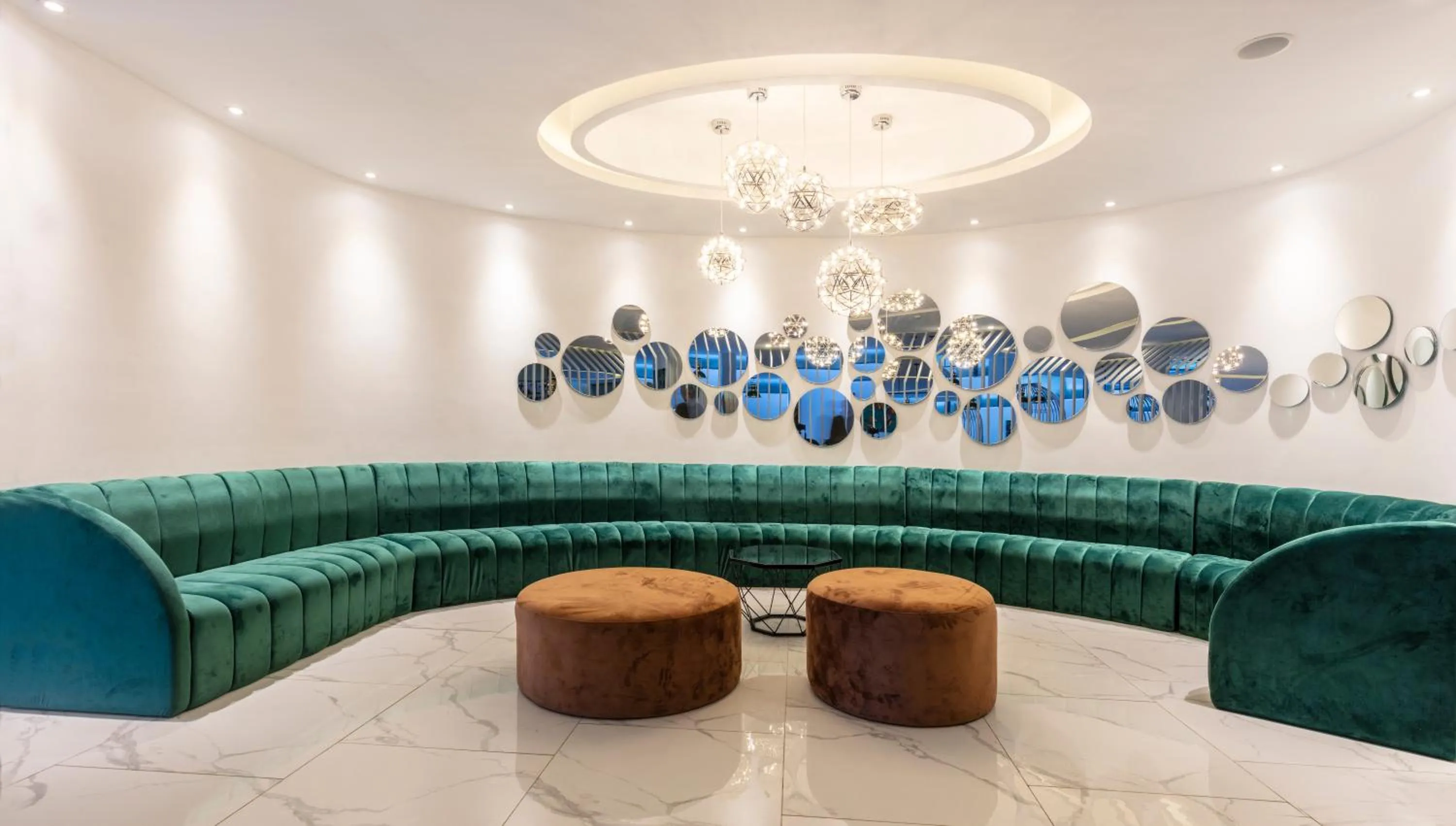 Lobby or reception in Len's Hotel