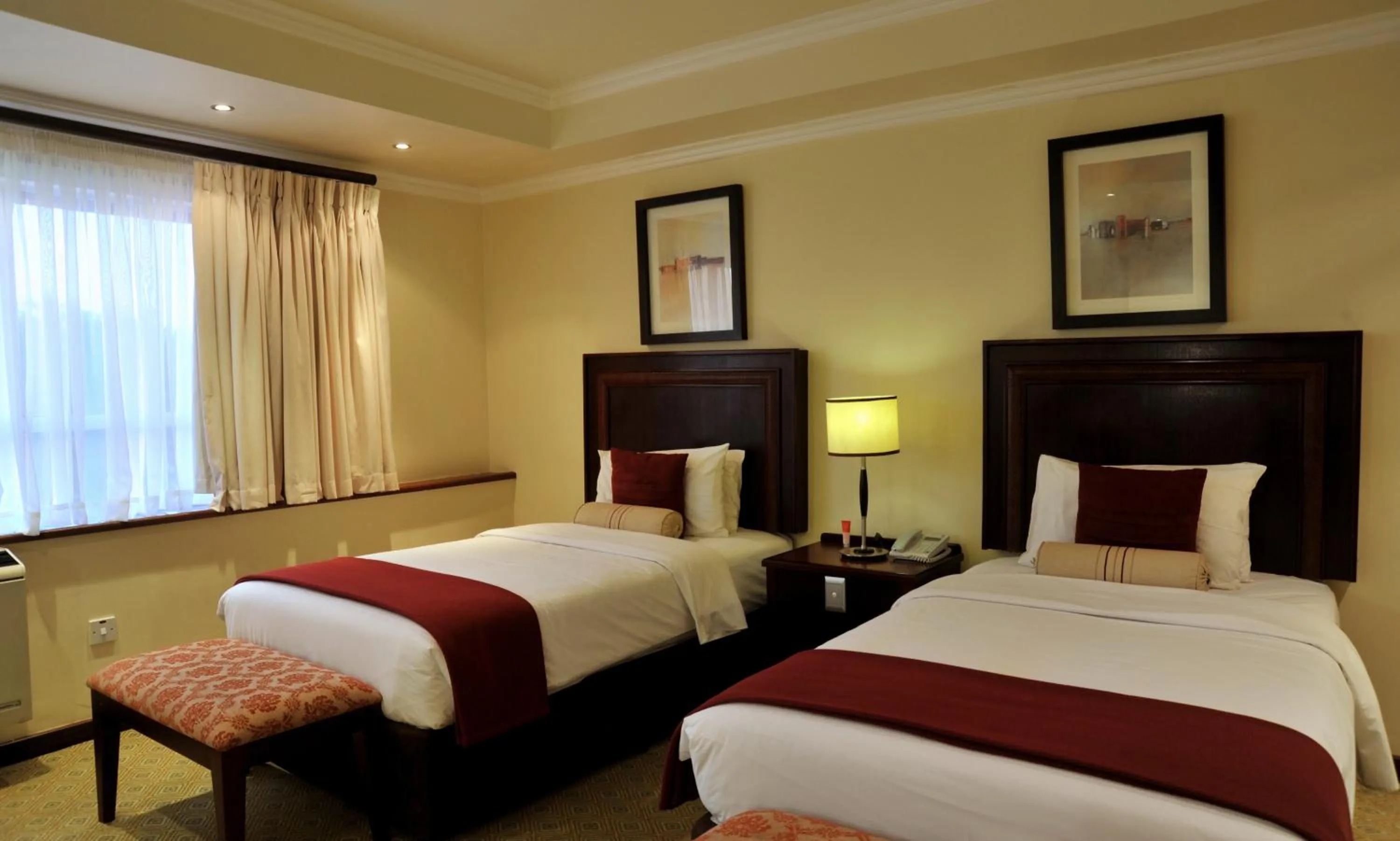 Bedroom, Bed in Cresta President Hotel