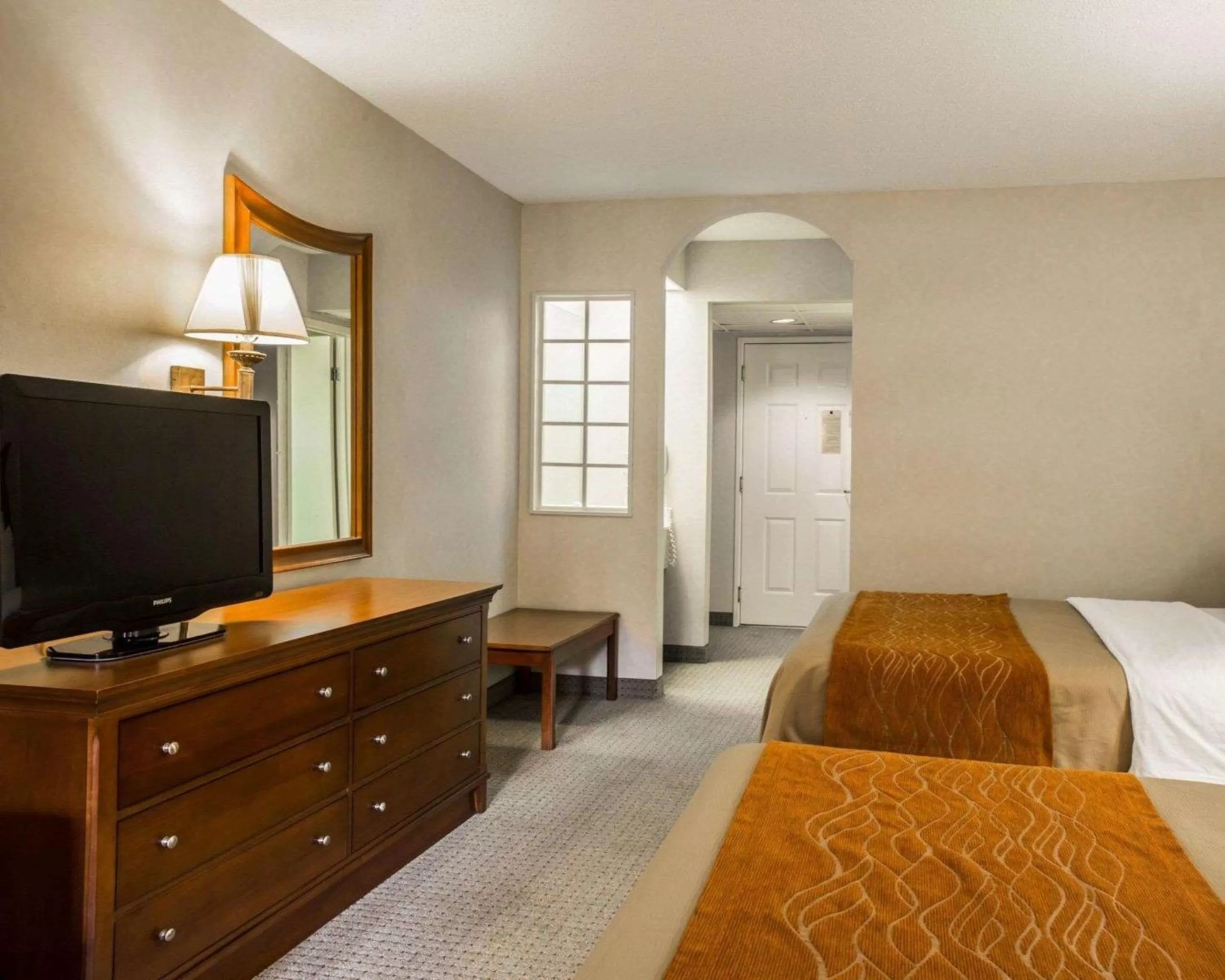 Photo of the whole room, Bed in Rodeway Inn & Suites Cherokee On the River