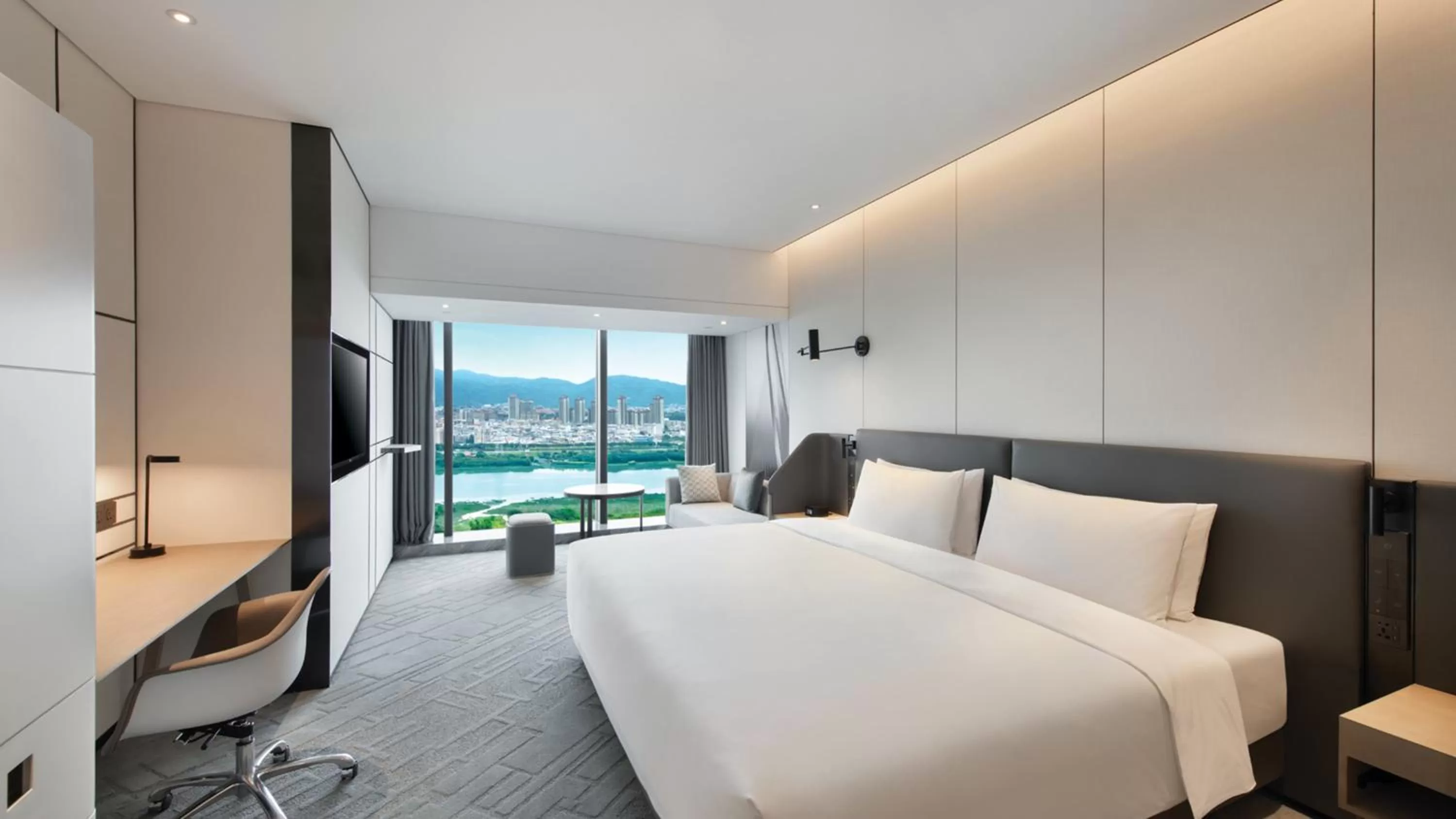 Photo of the whole room, Bed in Crowne Plaza Quanzhou Riverview by IHG