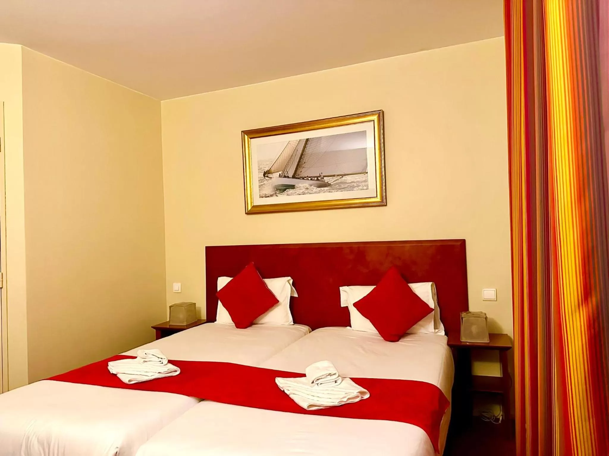 Bed in Hotel Bellevue Montmartre