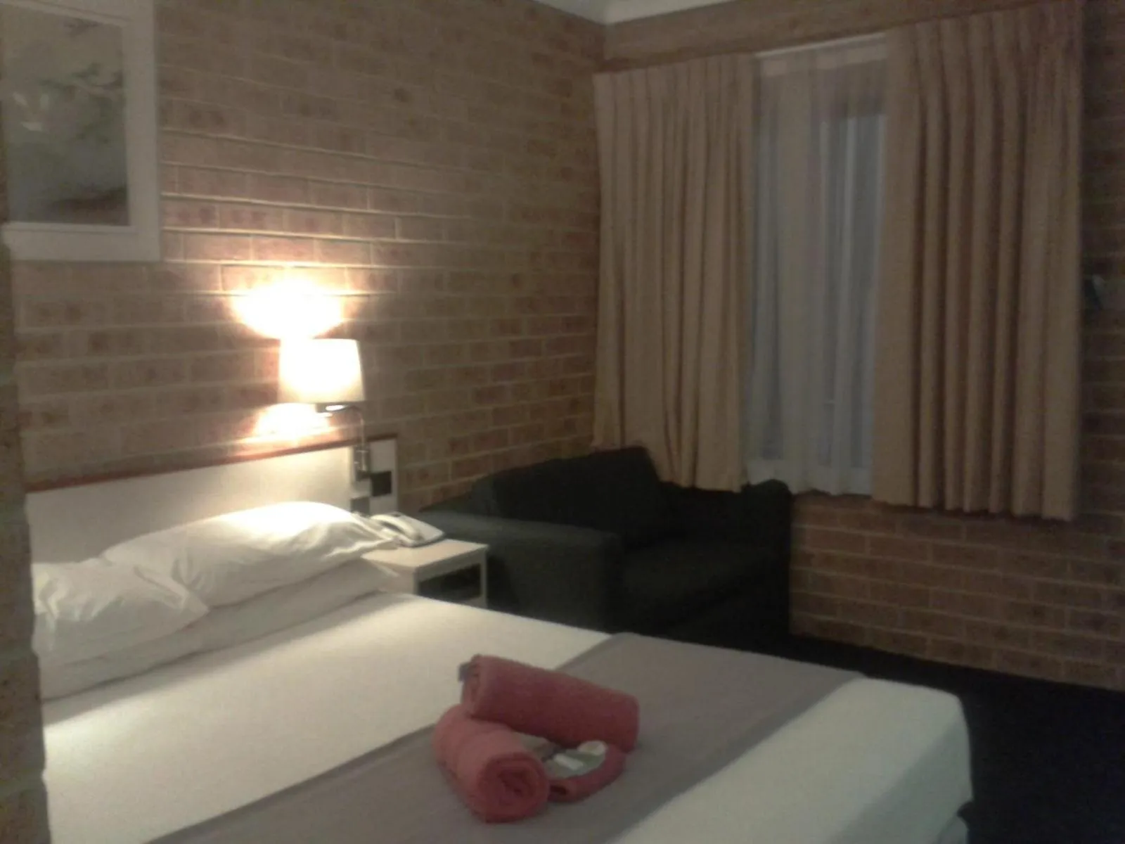 Seating area, Bed in Elsinor Motor Lodge